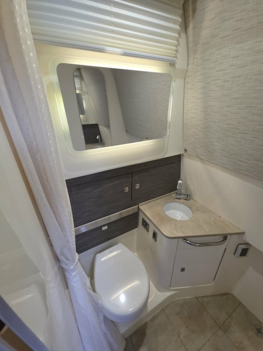 2021 Boston Whaler 420 Outrage BFT-Profile