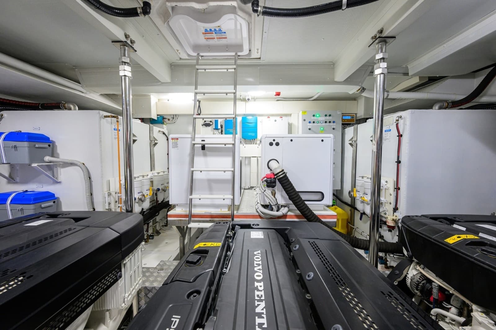 Azimut 78 - DT78 - Engine Room