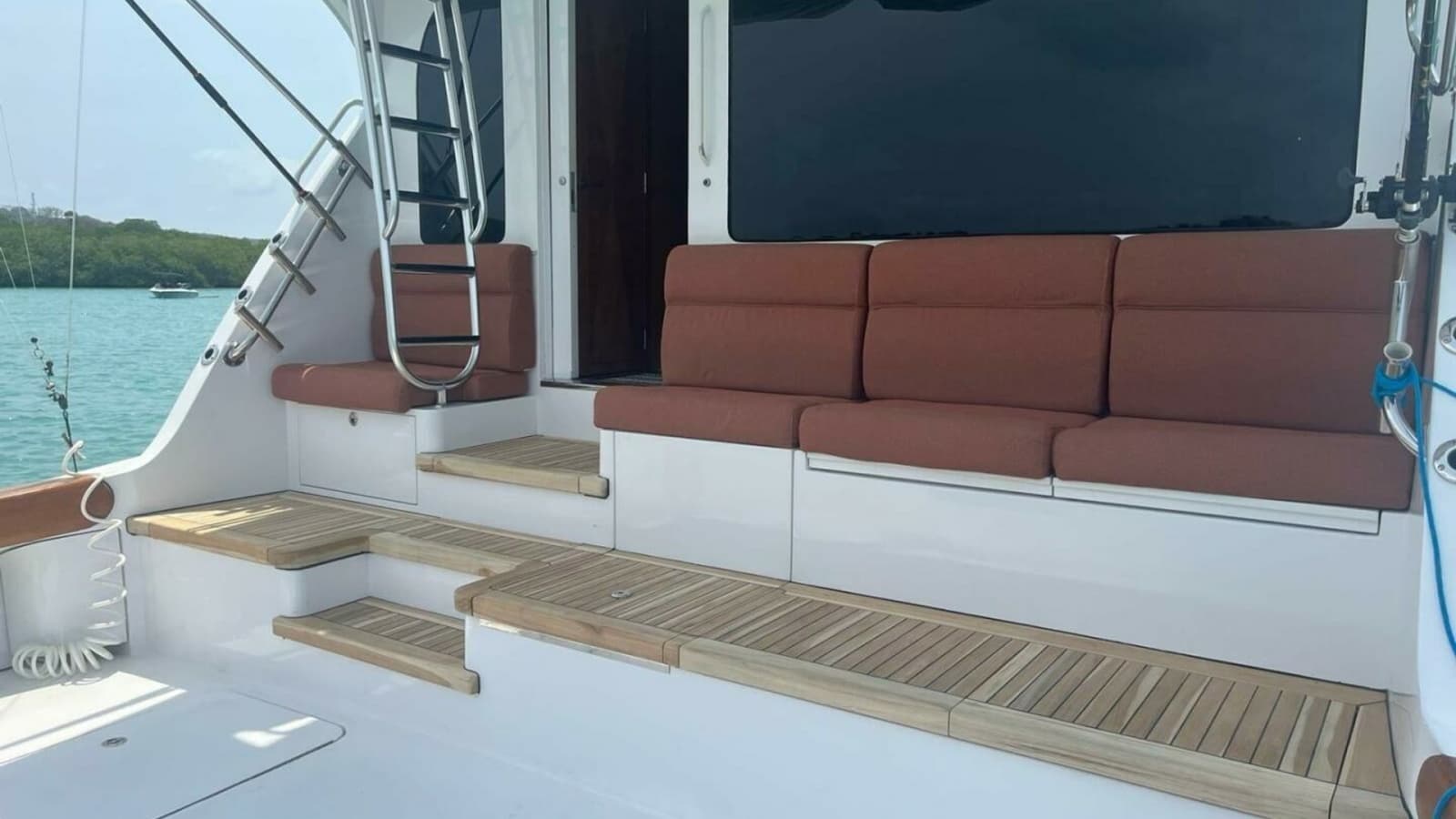 2008 77 Enclosed Bridge "Deperado"-Cockpit Seating