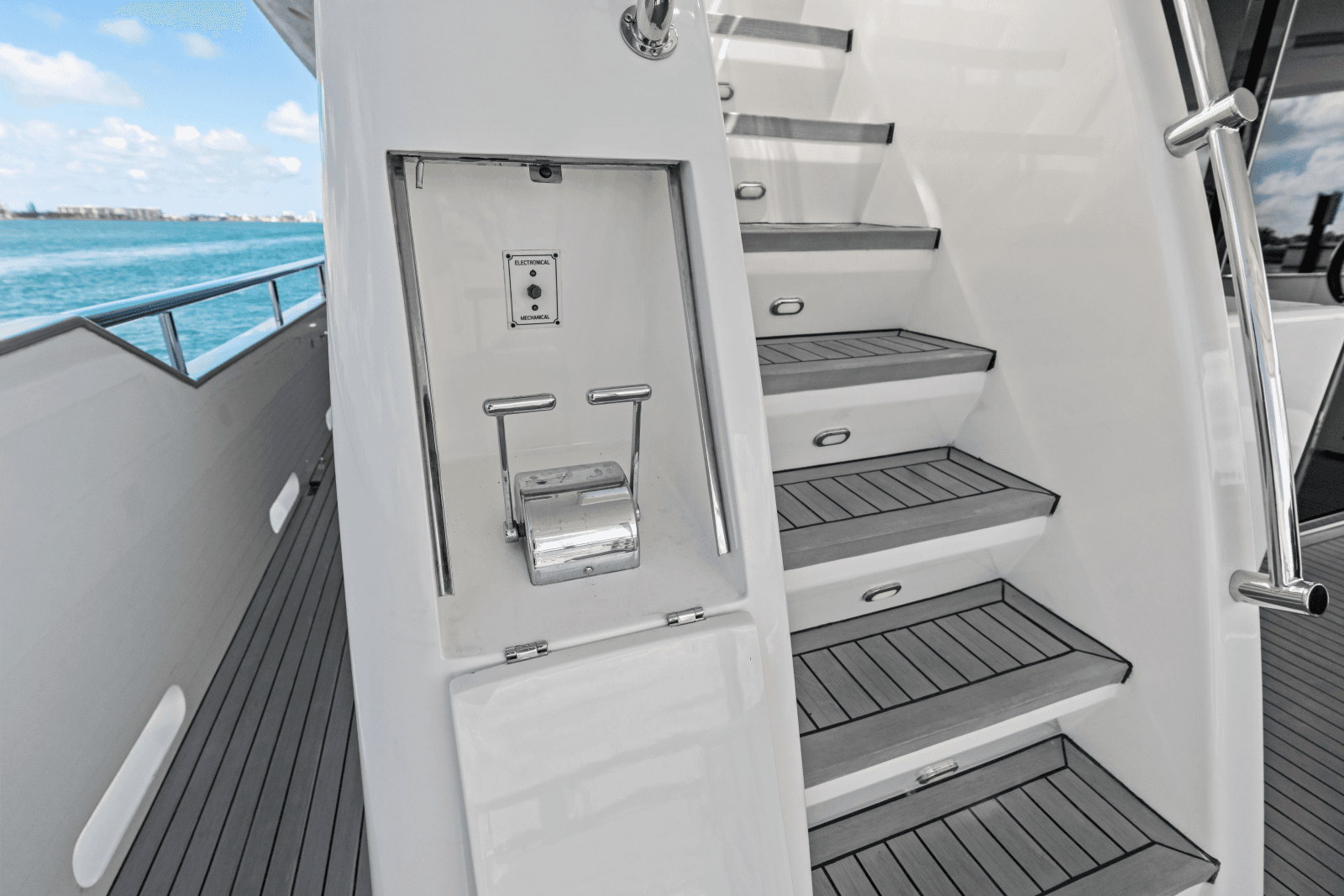 2005 Johnson 87' Motor Yacht