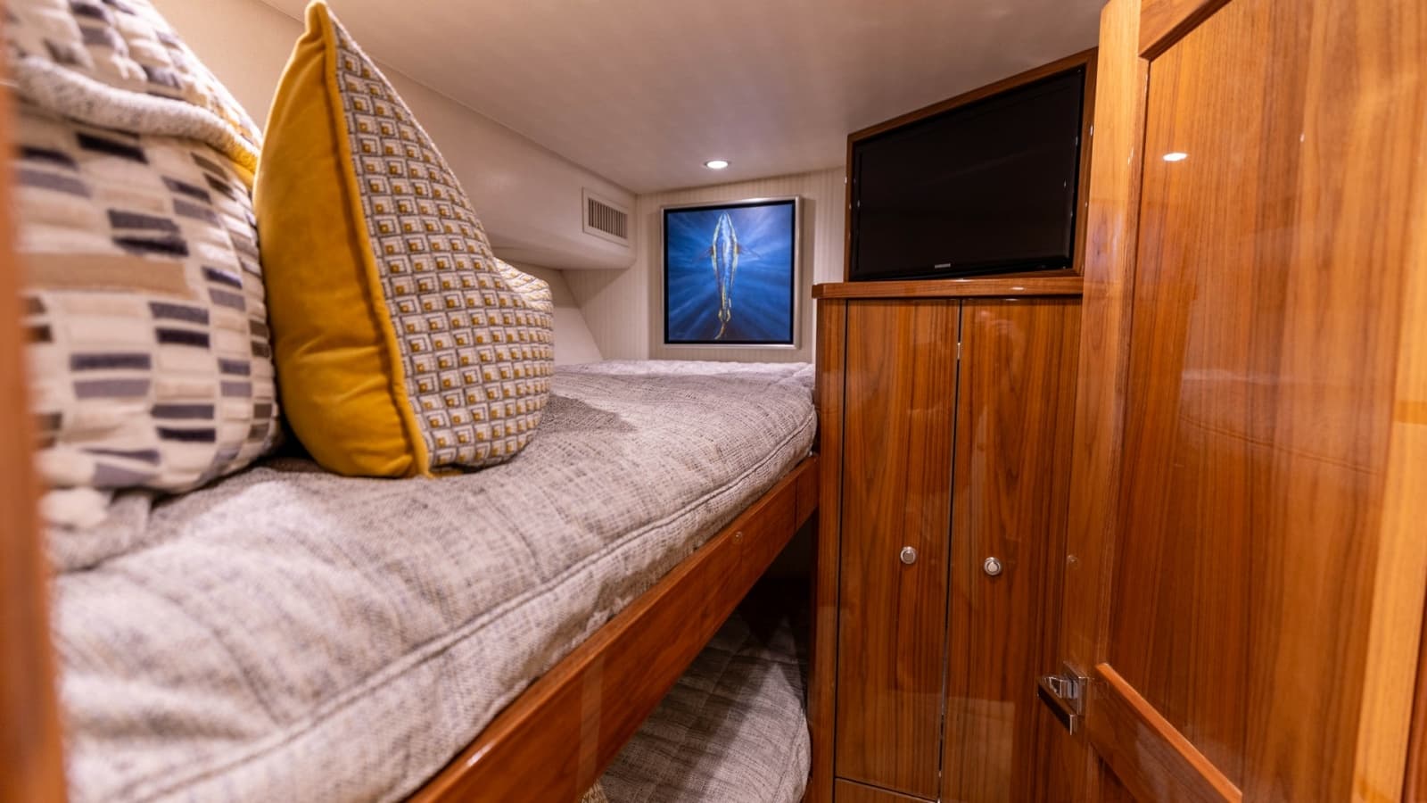 Guest Cabin with Upper Bunk