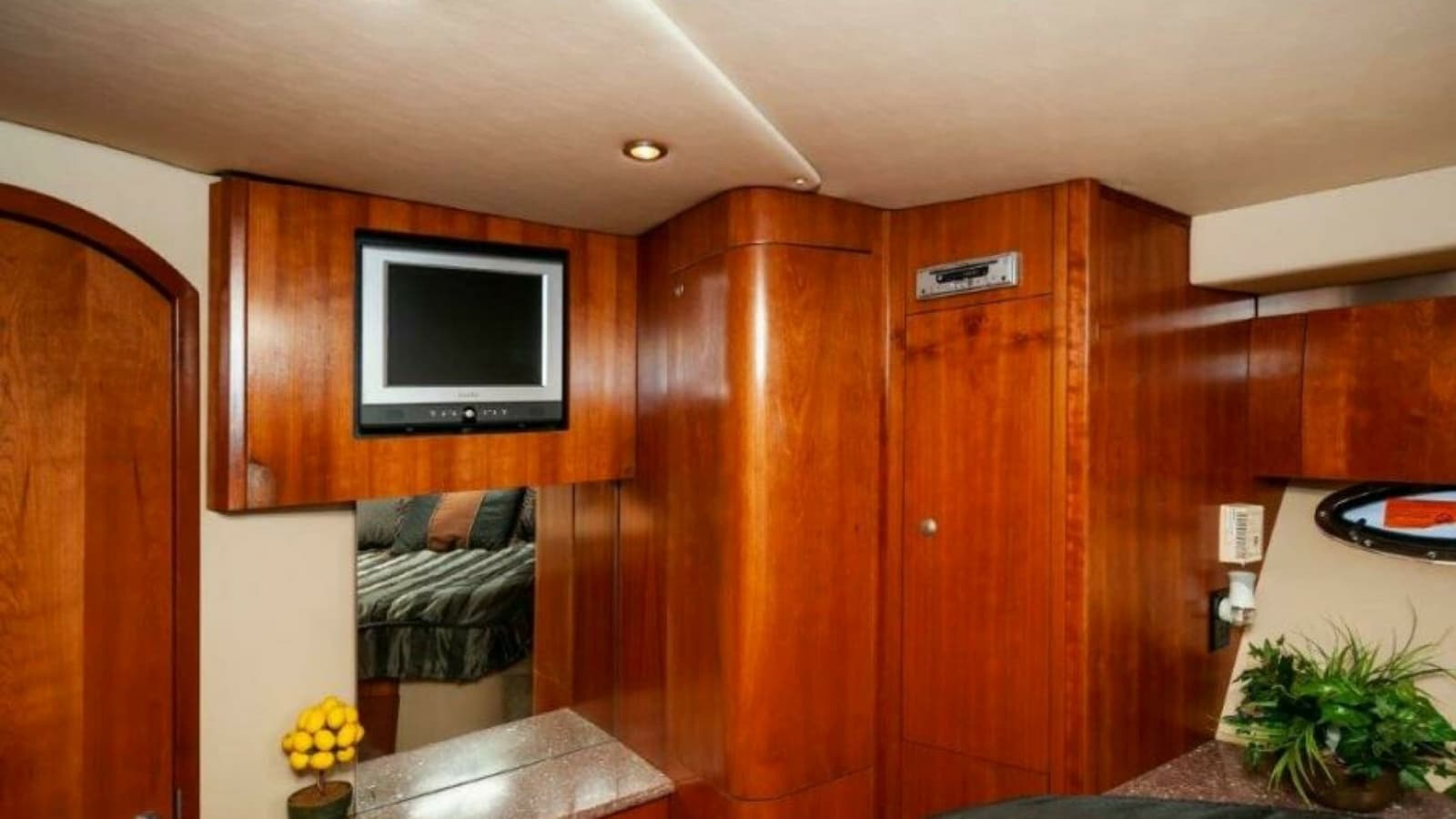 2006 47 Cruisers Master Stateroom