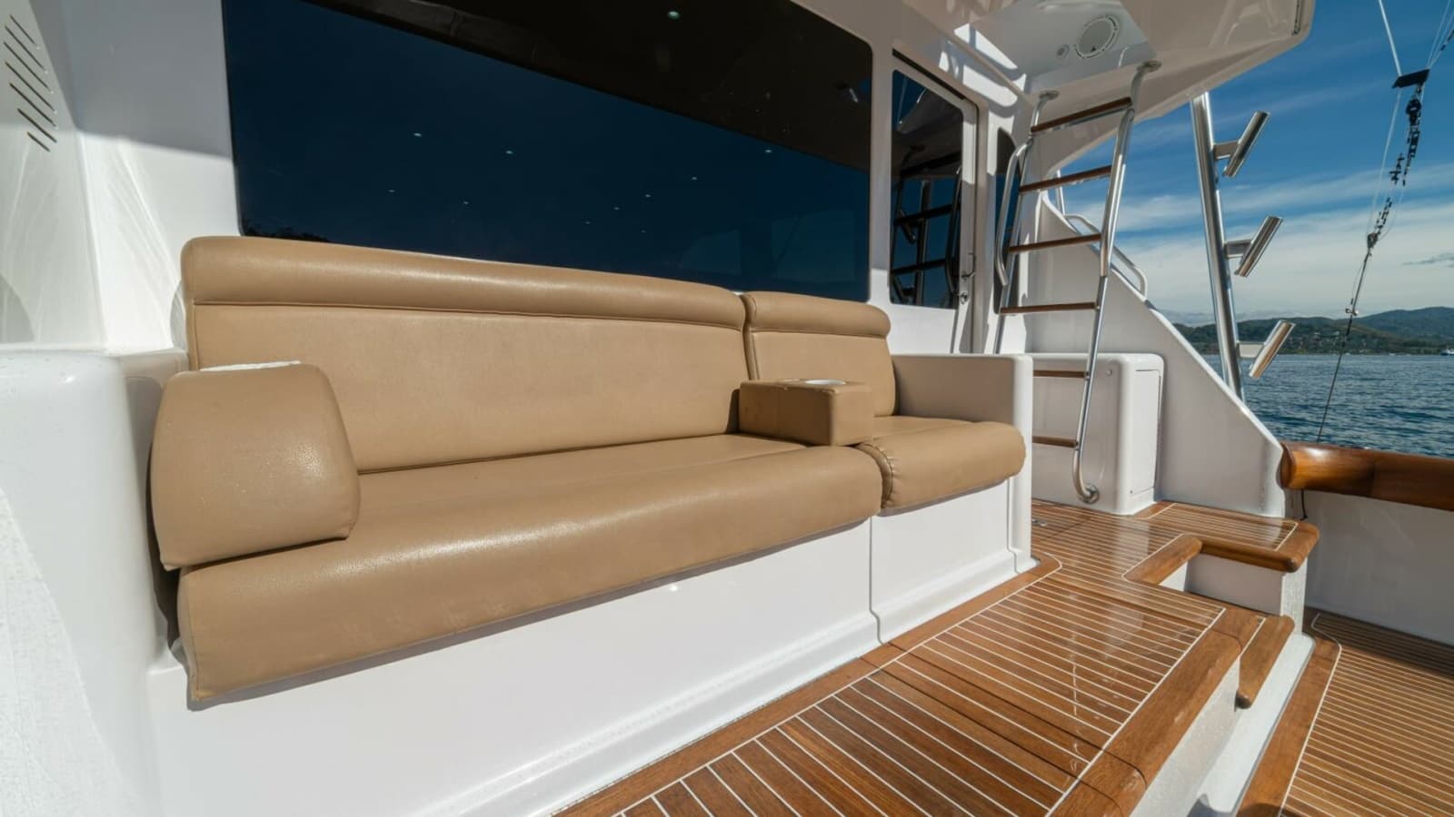 2006 Viking 56 "Scandaloso" - Mezzanine
