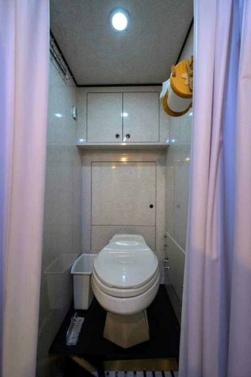 2004 Sea Force IX 82 Enclosed Bridge