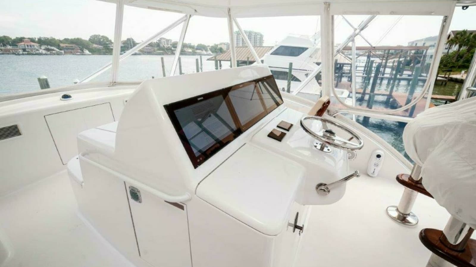2016 Hatteras GT60 KNOT ON CALL Helm