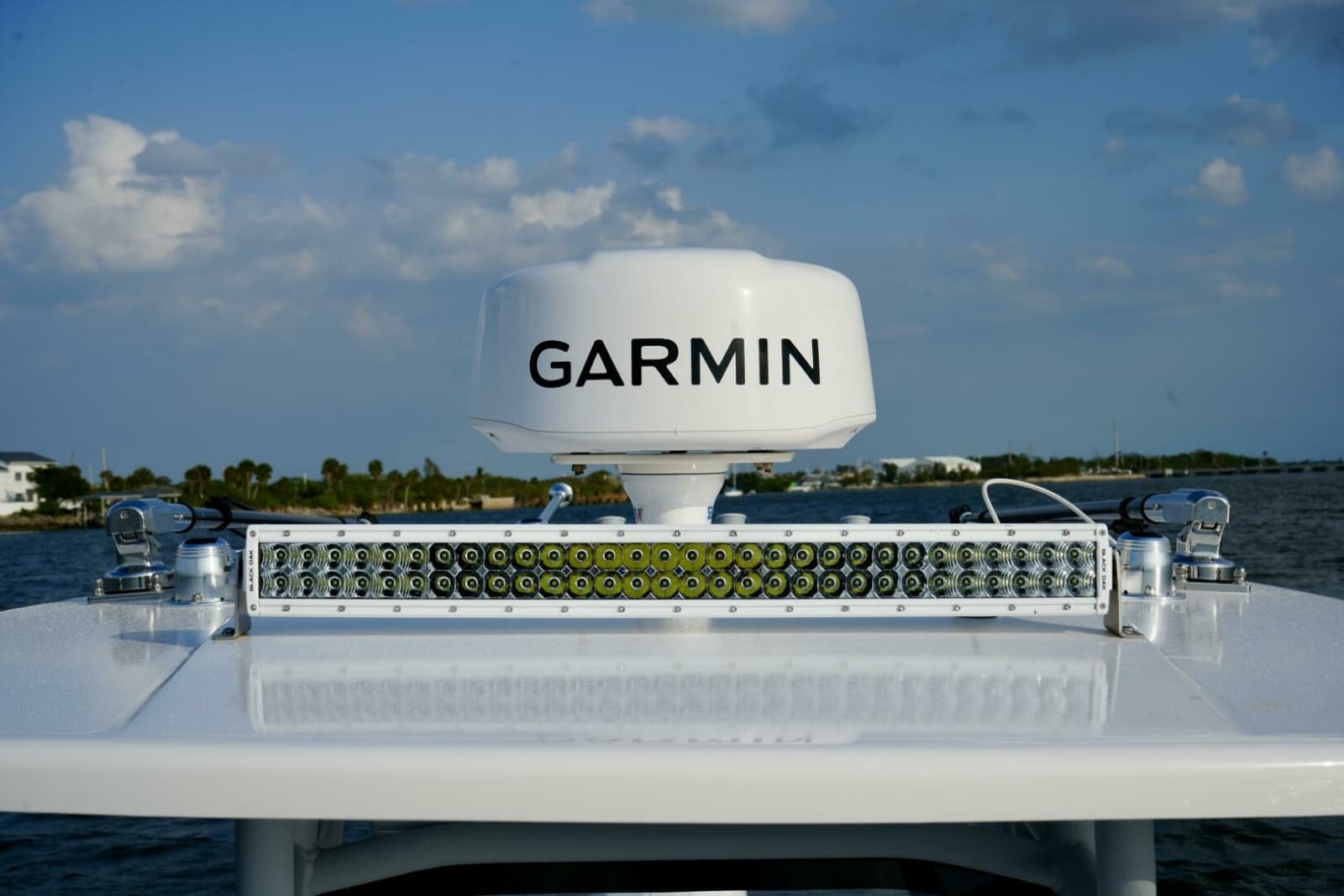 Reef Runner 23 - Radar and LED Light Bar