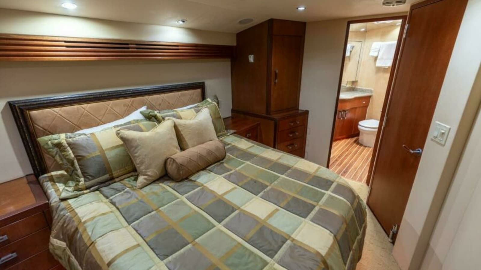 2008 Hatteras 60 Convertible Master Stateroom