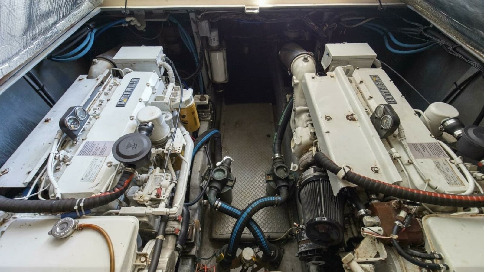2000 40 Sea Ray 400 Sedan Bridge Silver Lining Engine Room