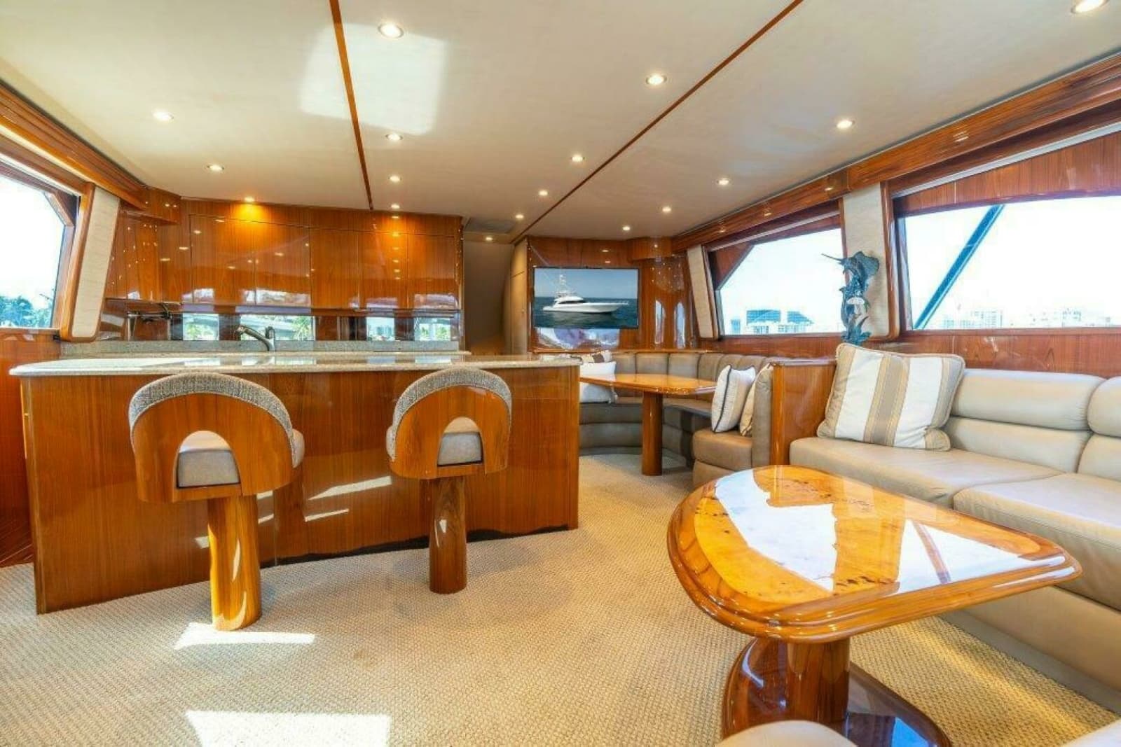 2015 Viking 66 No Collars - Salon