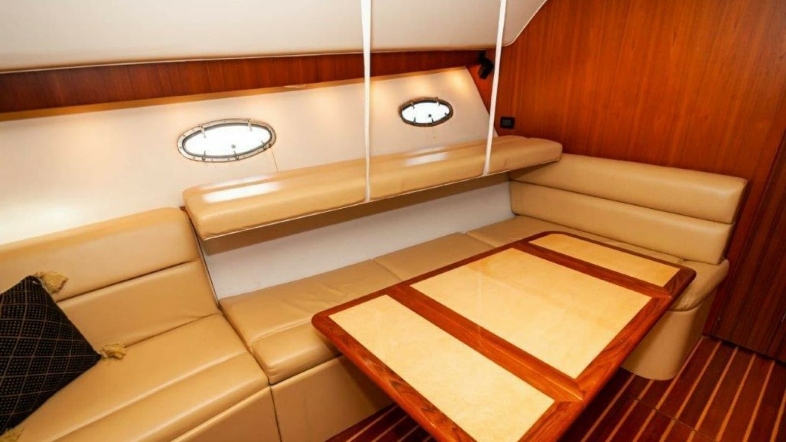 2003 Tiara Yachts 4200 Open Kingfisher Salon 3