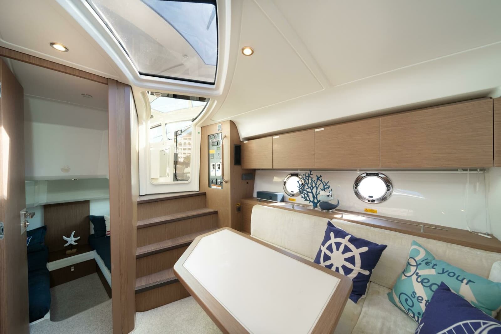 Beneteau 40 - Tis the Seasun - Salon