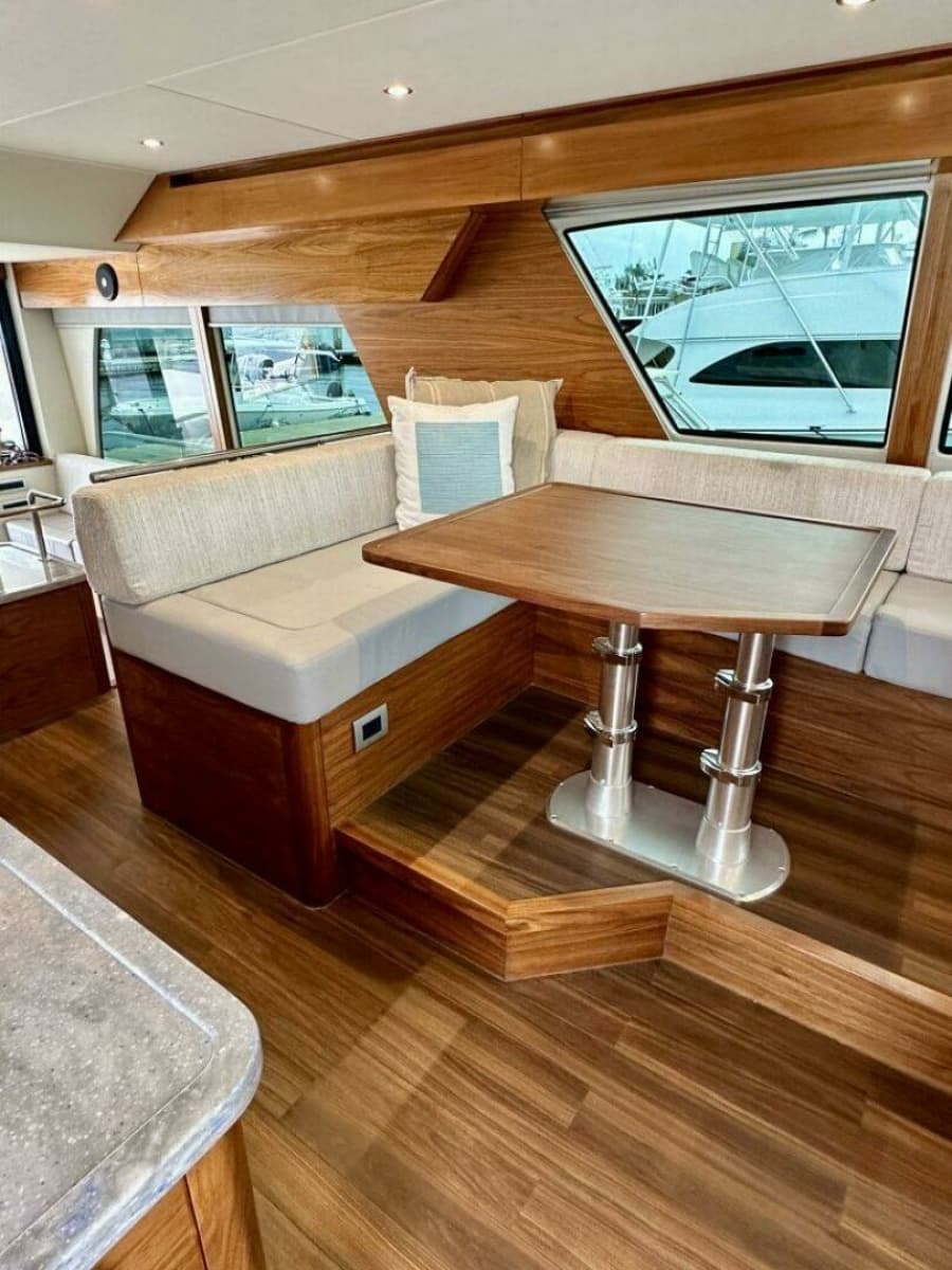 Outer Reef 62 SOUTH  PAWS - Helm