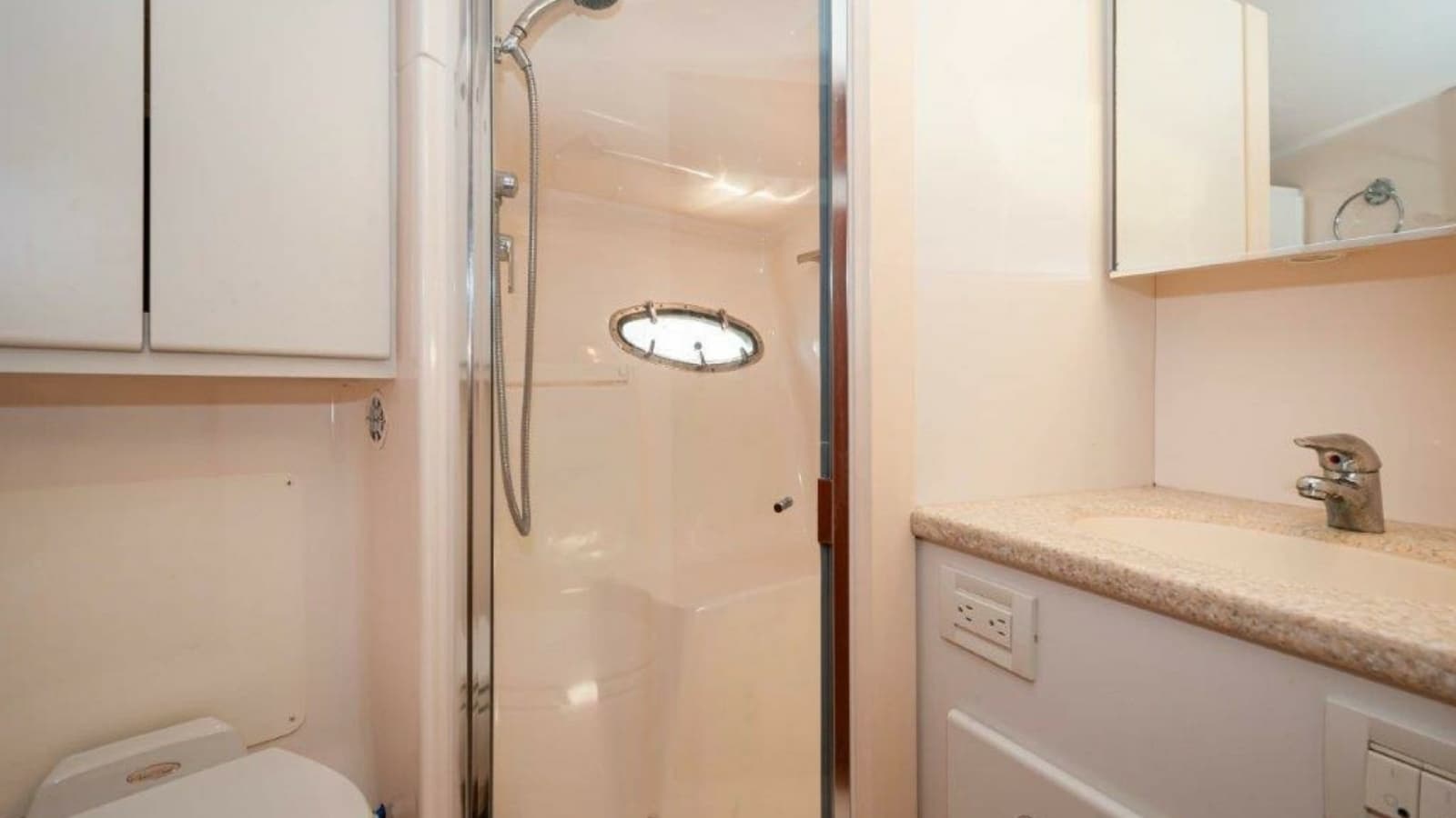 2003 Tiara Yachts 4200 Open Kingfisher Head 3