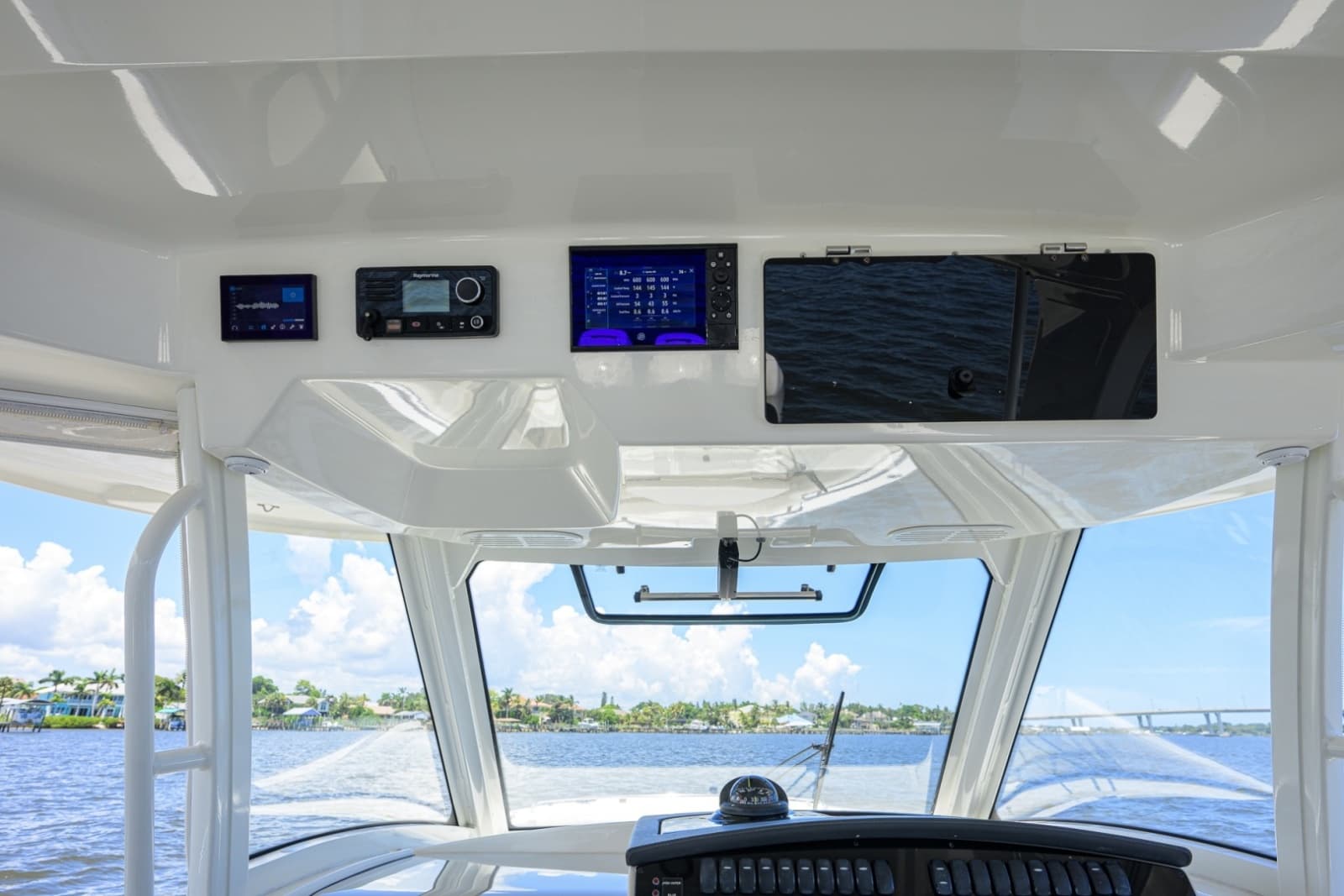 Boston Whaler 35 - DERRYN -  Helm