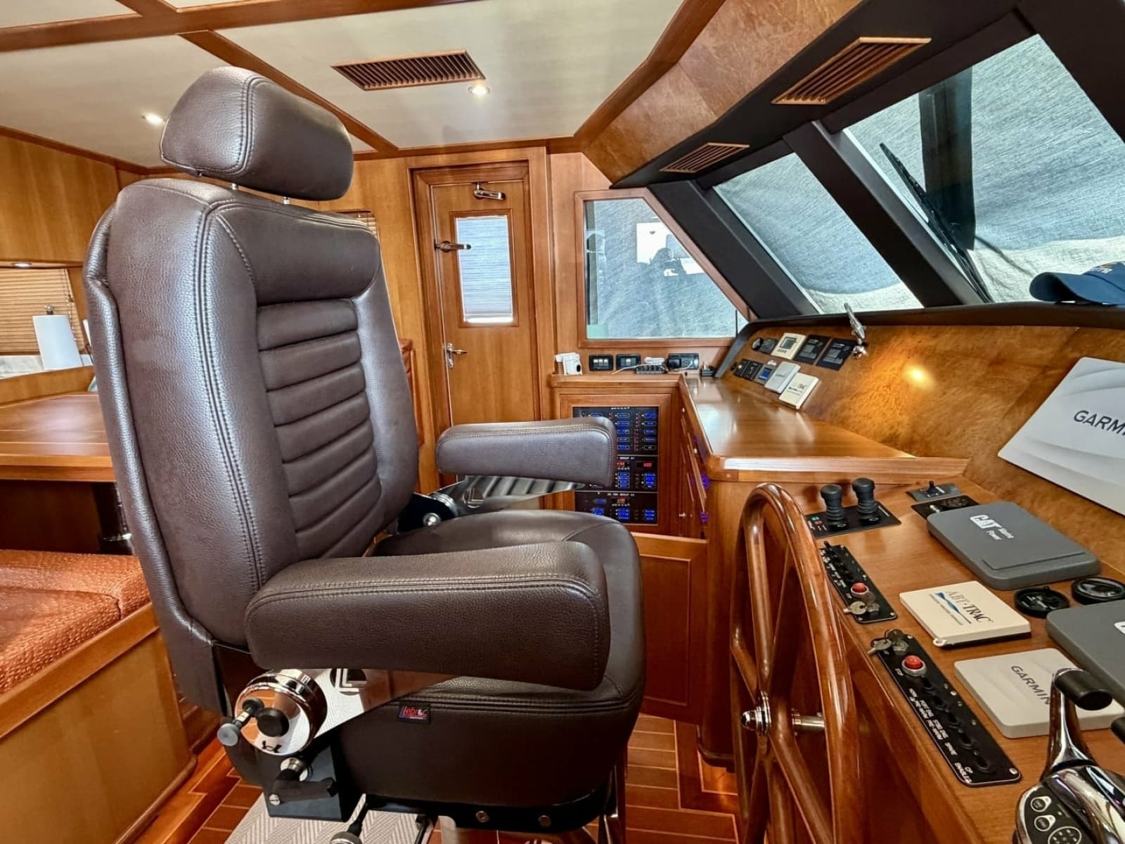 Alaskan 70 OHANA - Interior Helm