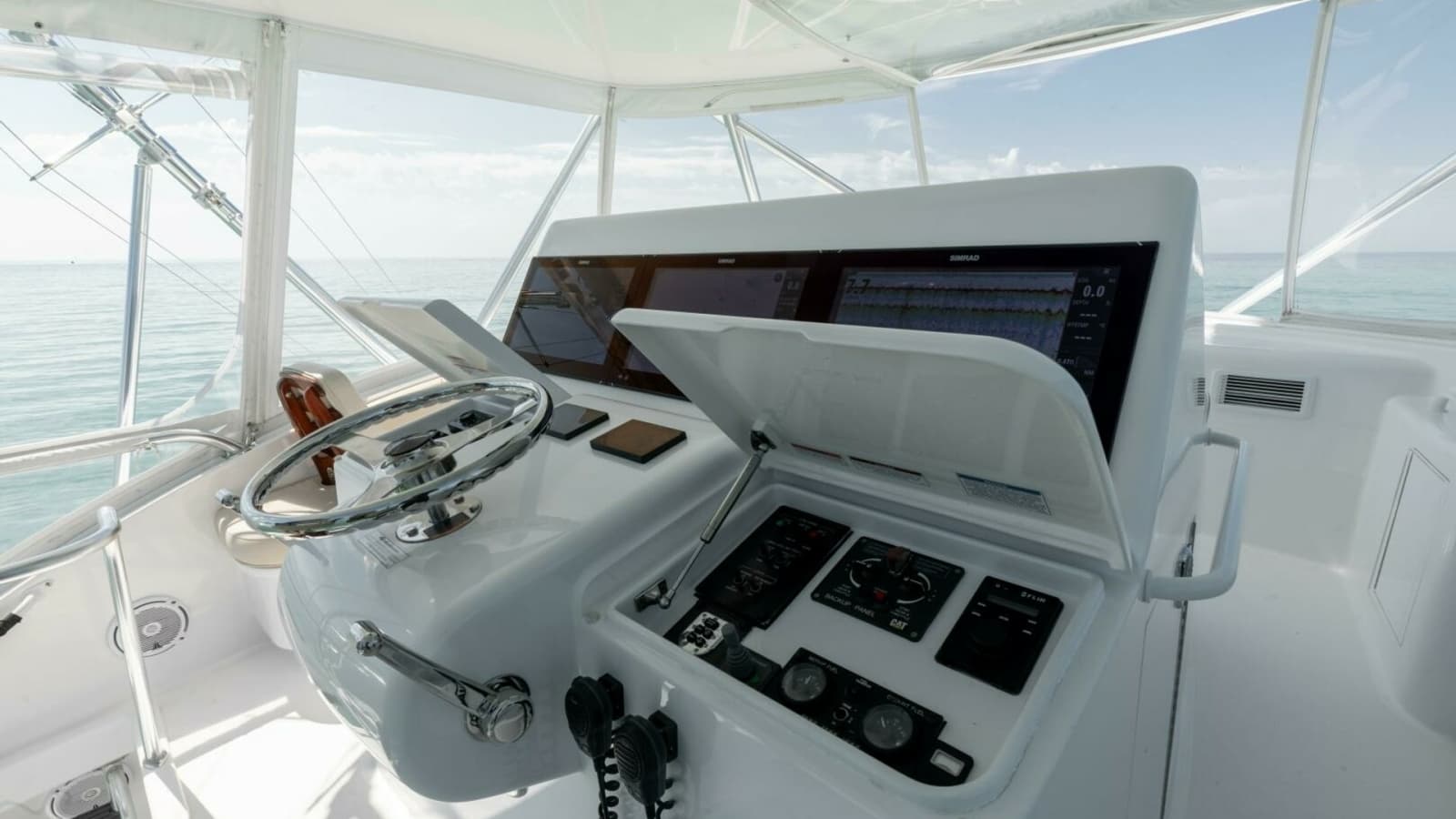 2016 Hatteras GT60 KNOT ON CALL Helm 1
