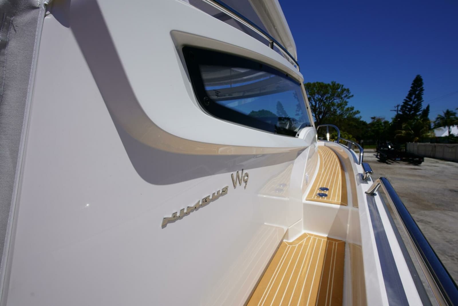 Nimbus Weekender 9 Starboard Side