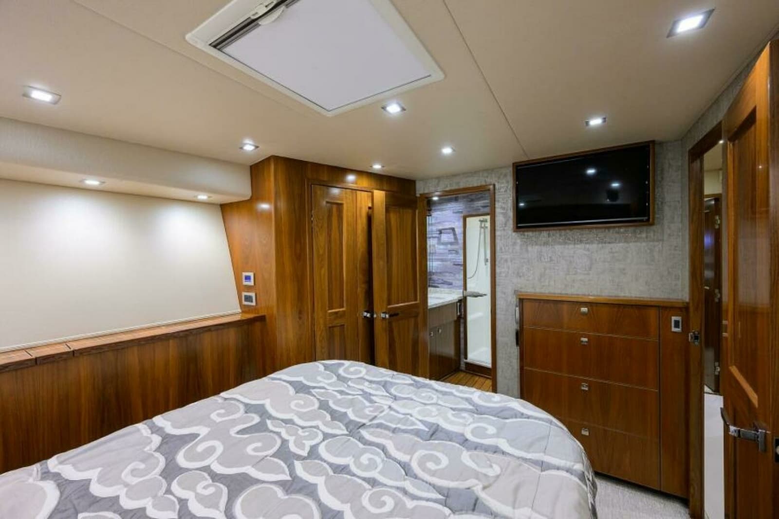 Viking 80 - LAMPLIGHTER - Forward Guest Stateroom