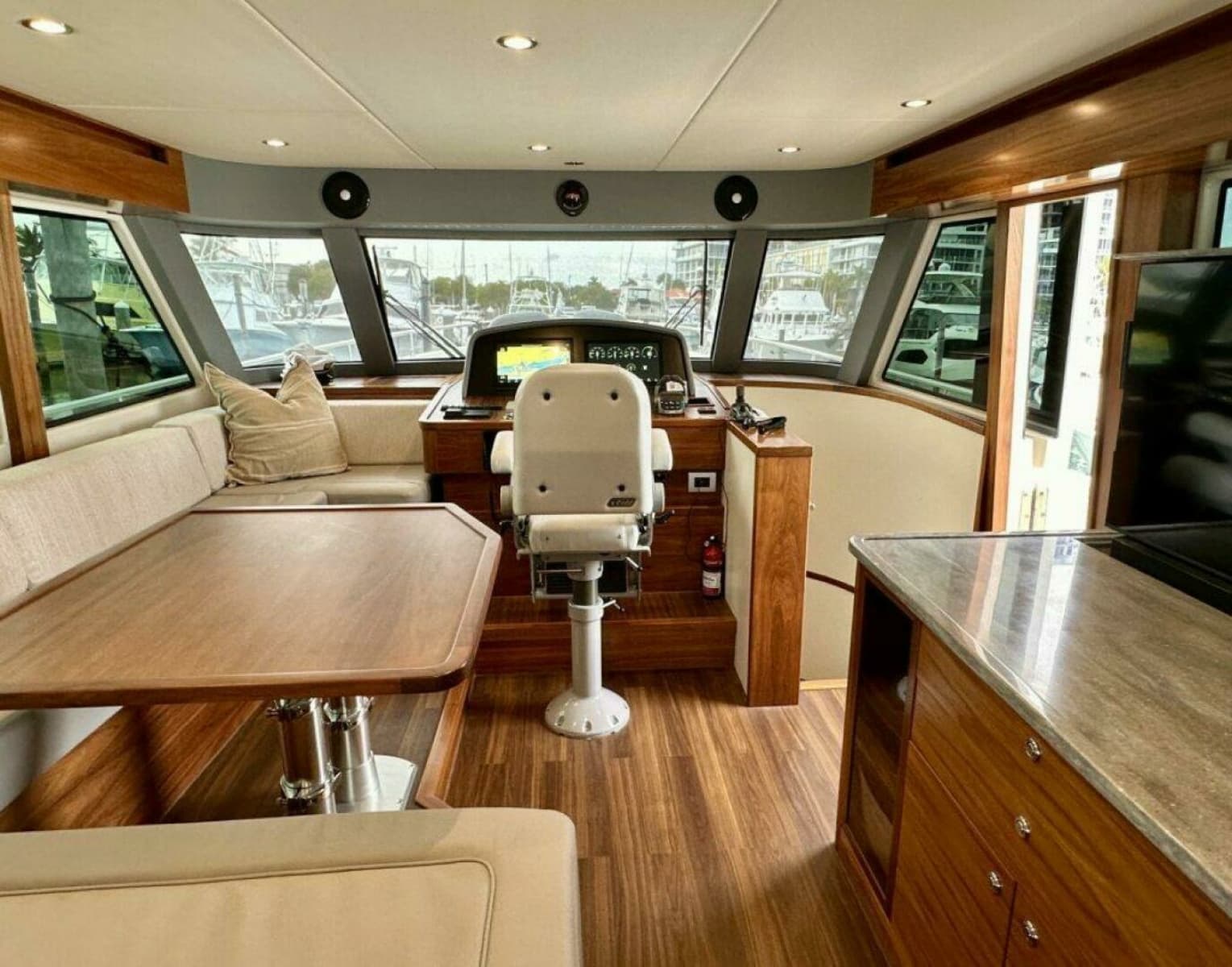 Outer Reef 62 SOUTH  PAWS - Helm