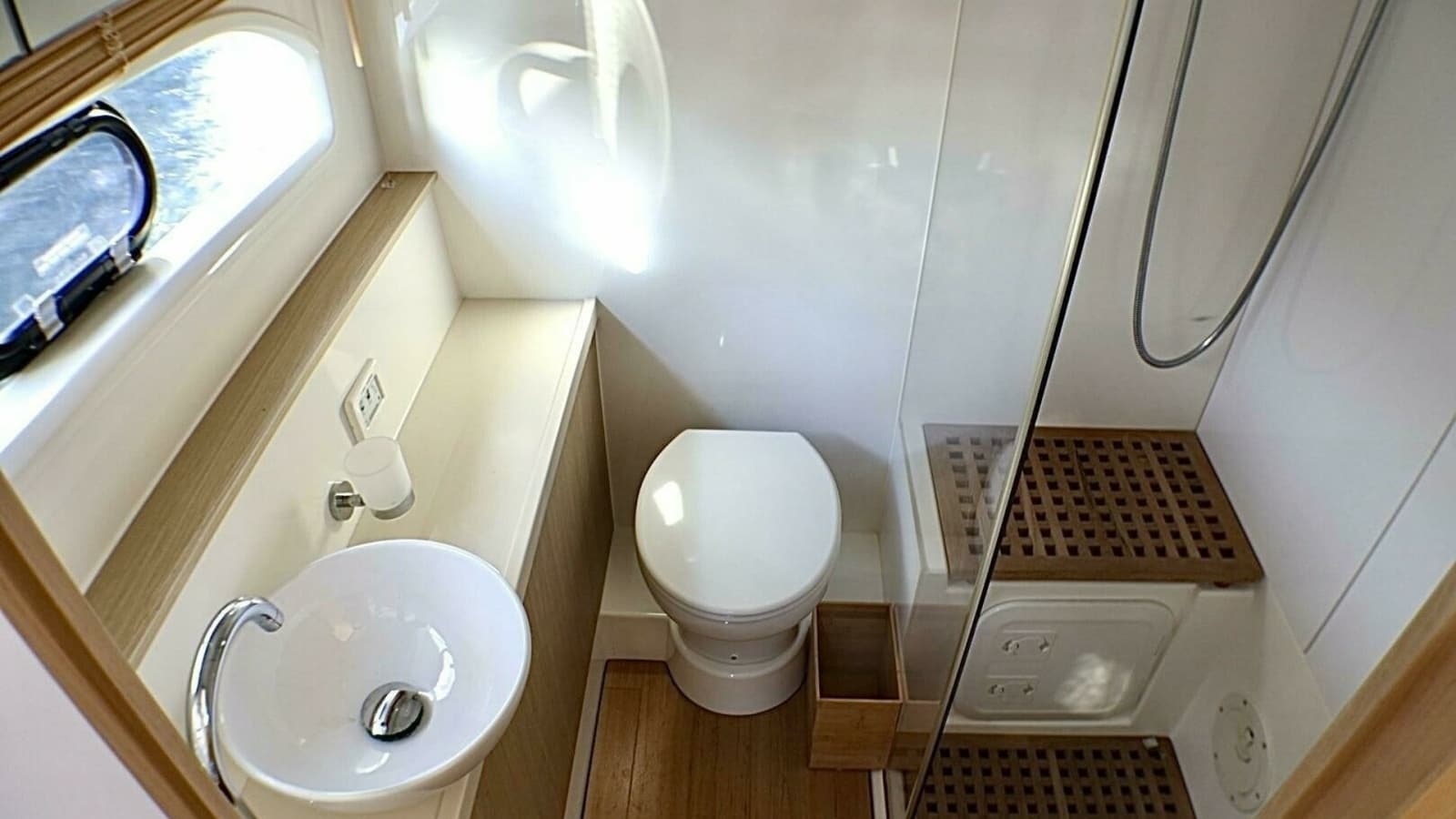 2018 Aquila 44 Catamaran- VIP (STBD) Head