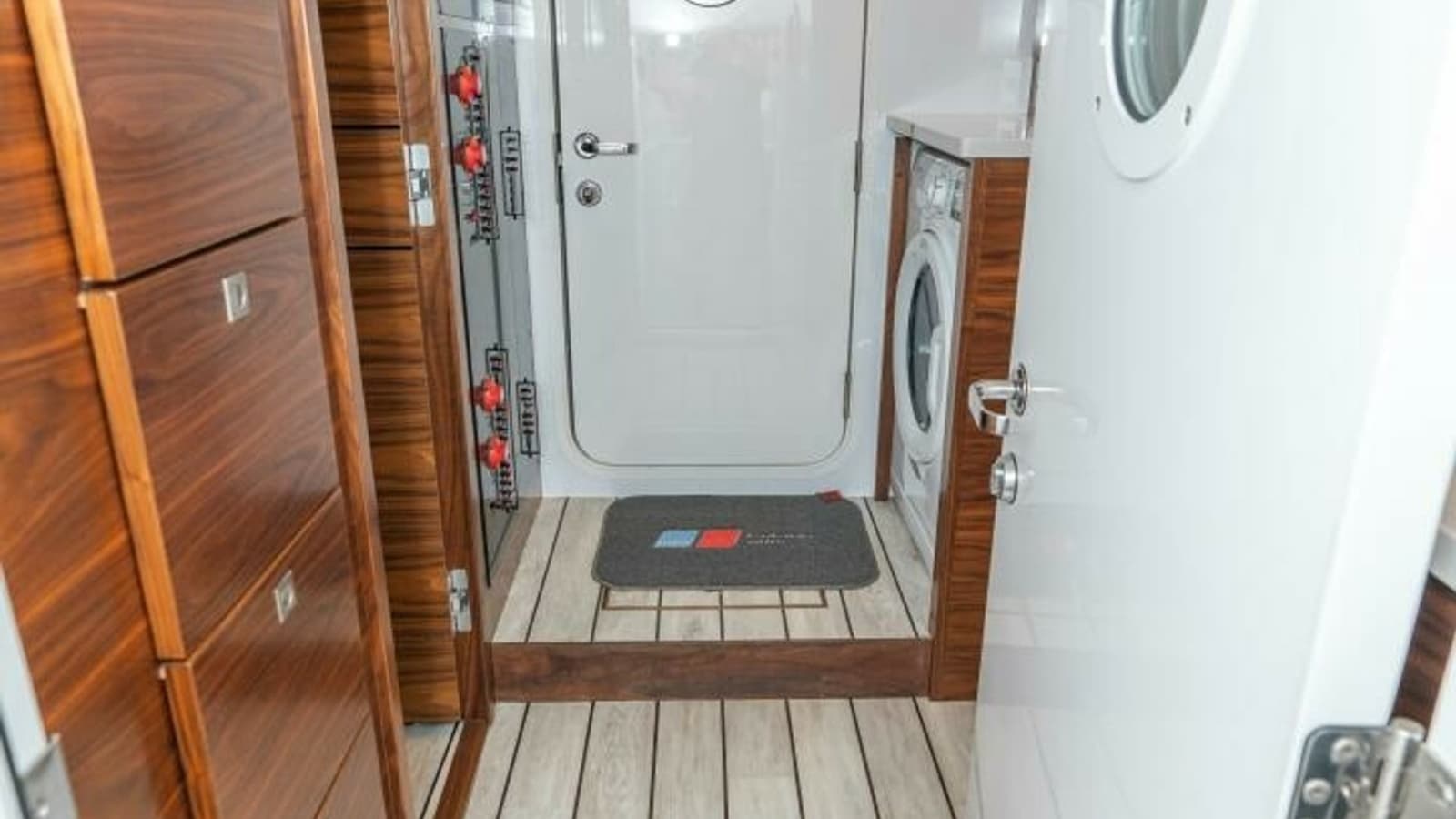 2025 Viking 90C "Zatara"