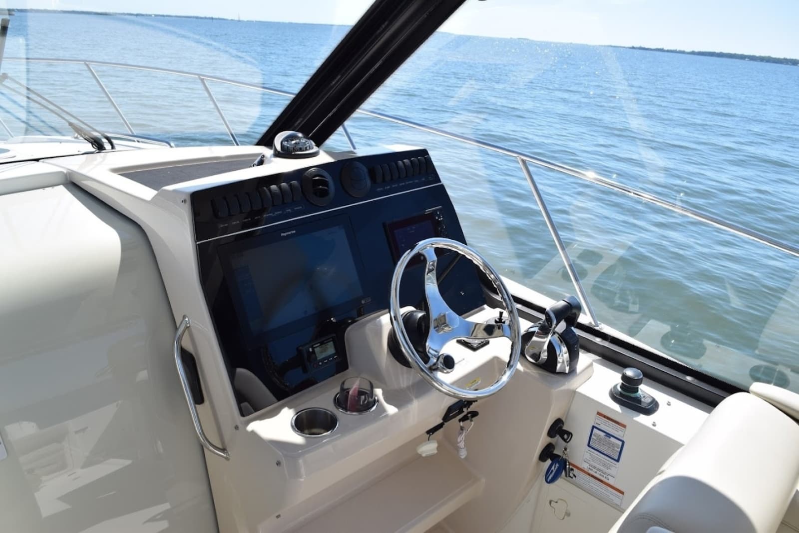 Boston Whaler 32 - SIP N SEA - Helm