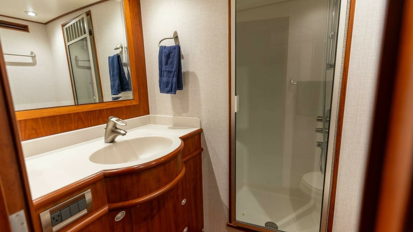 2006 Jim Smith 68 Convertible- Master Stateroom Head