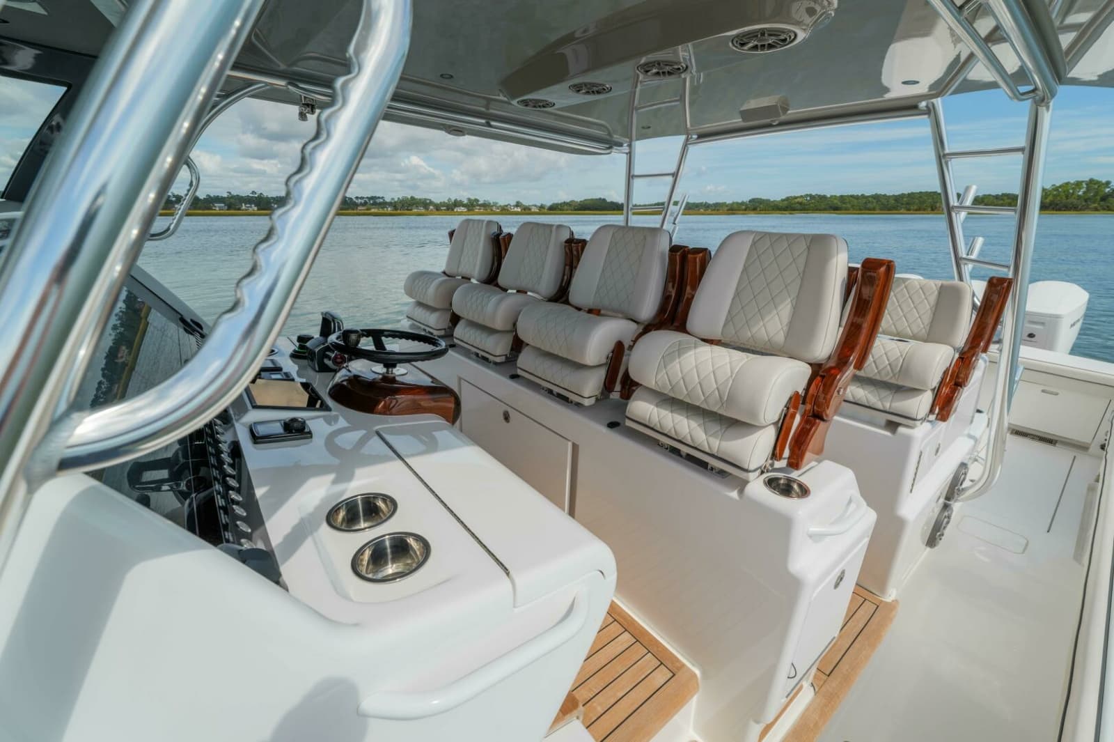 Valhalla 55 - Lucky 24 IV - Helm Station Seating