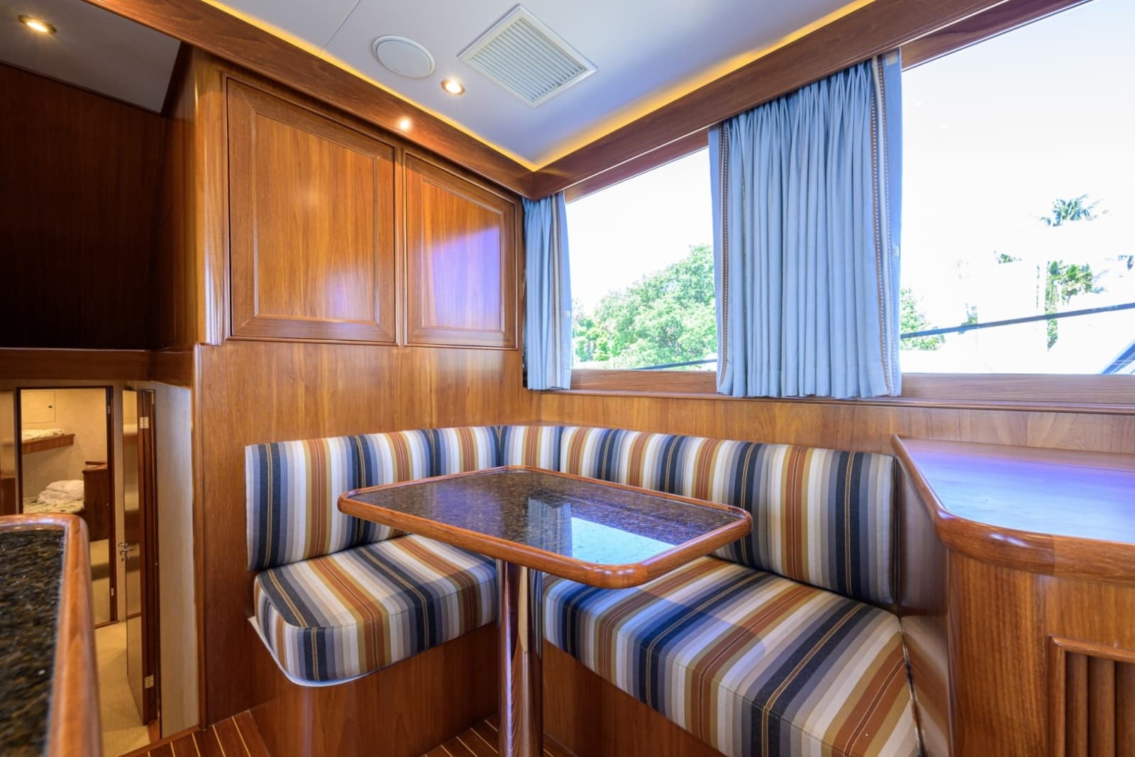 Rybovich 60 SIBONEY - Galley Dinette