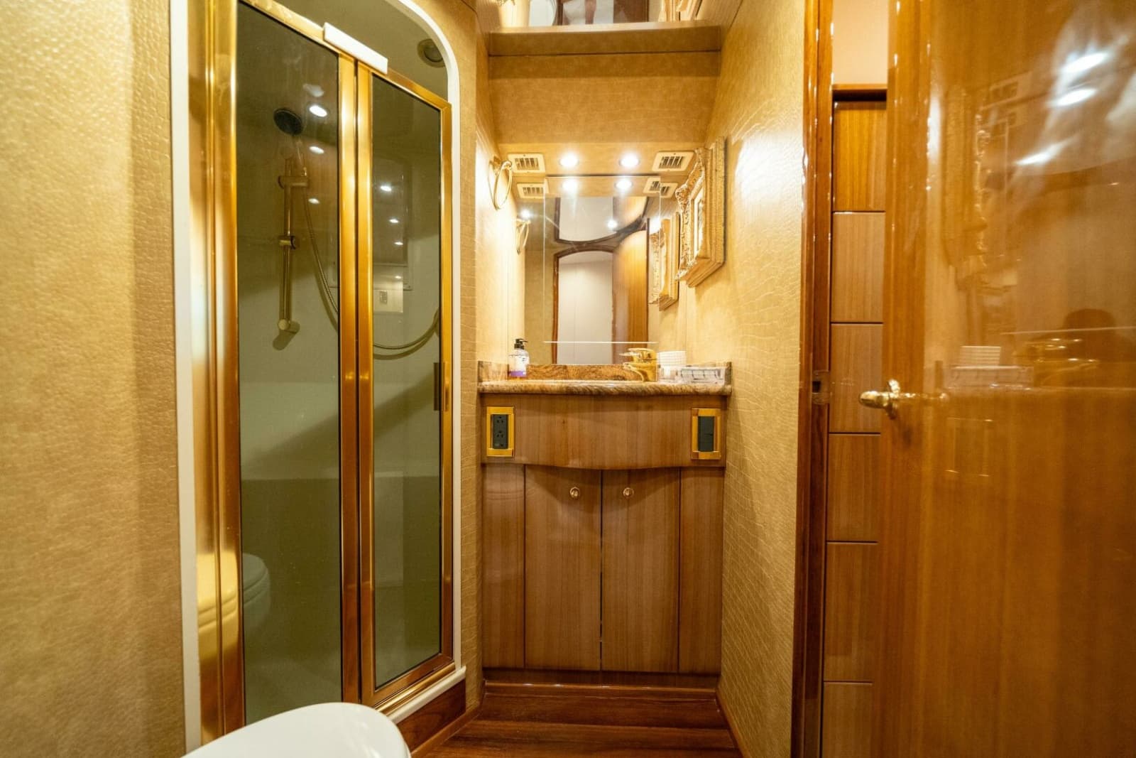 2006 Viking 68 Convertible