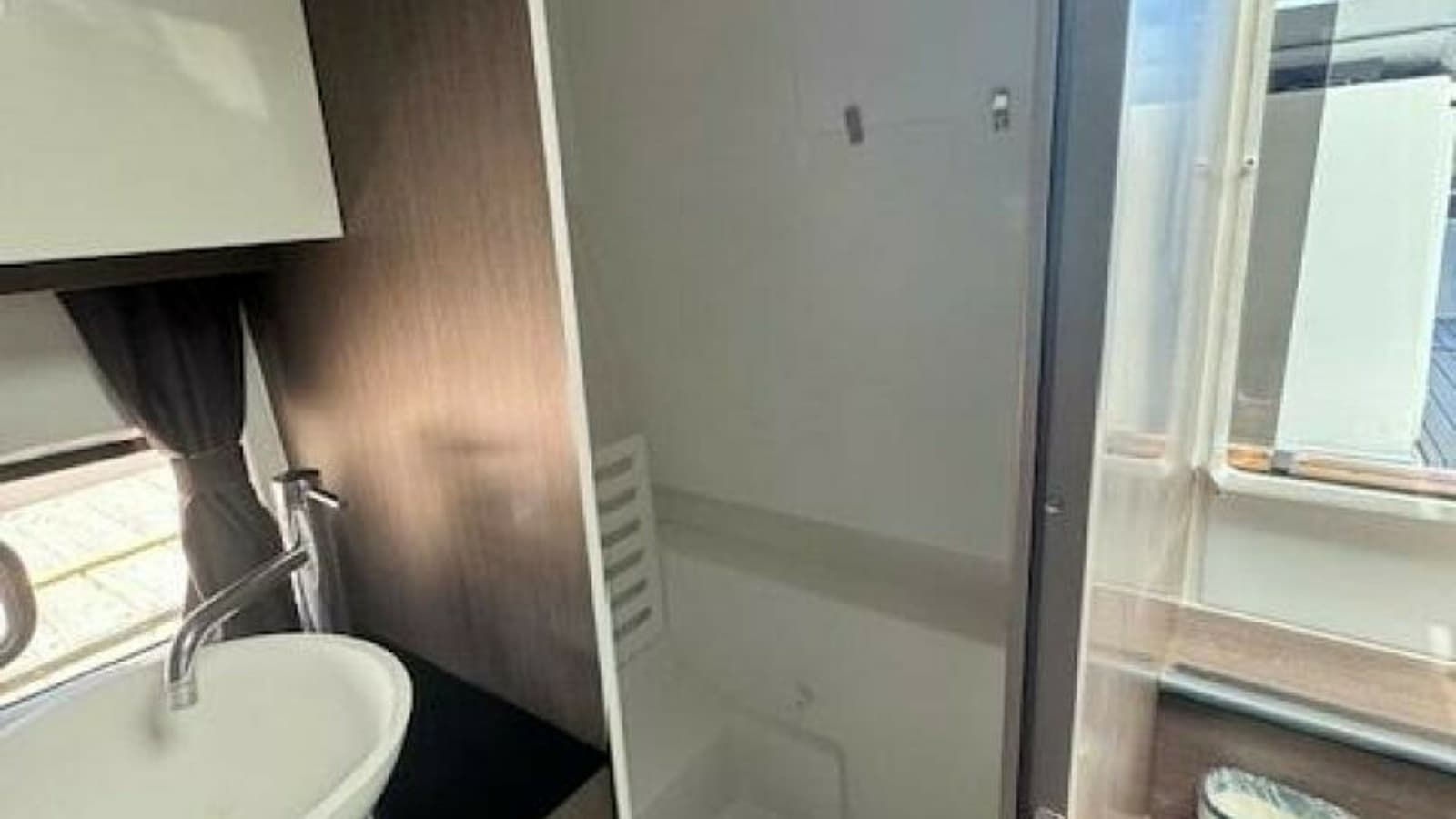 2022 Beneteau 32 Gran Turismo "FORTUNA" - Yacht Bathroom with Shower