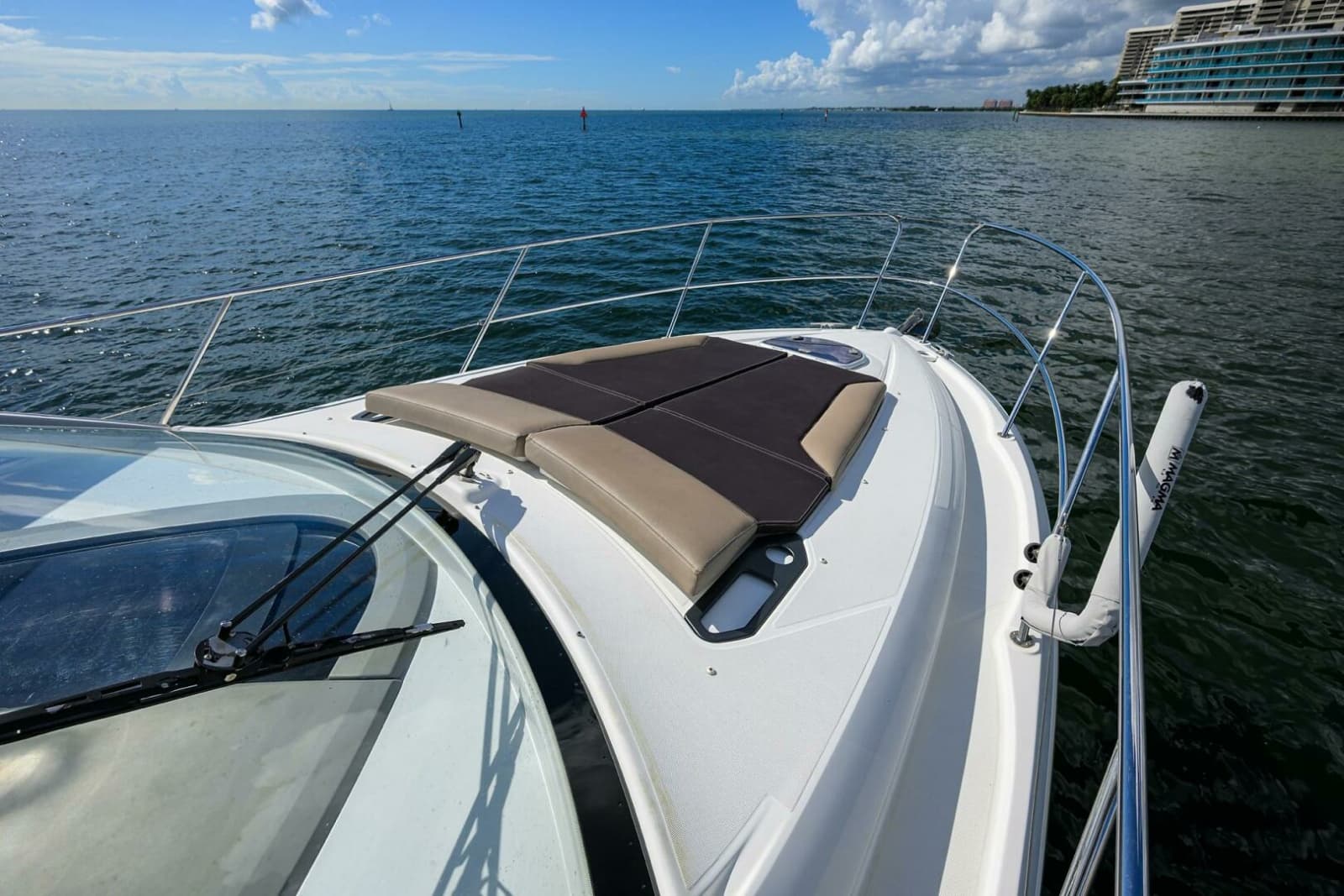 Beneteau 38 GT - Bow Sunpad