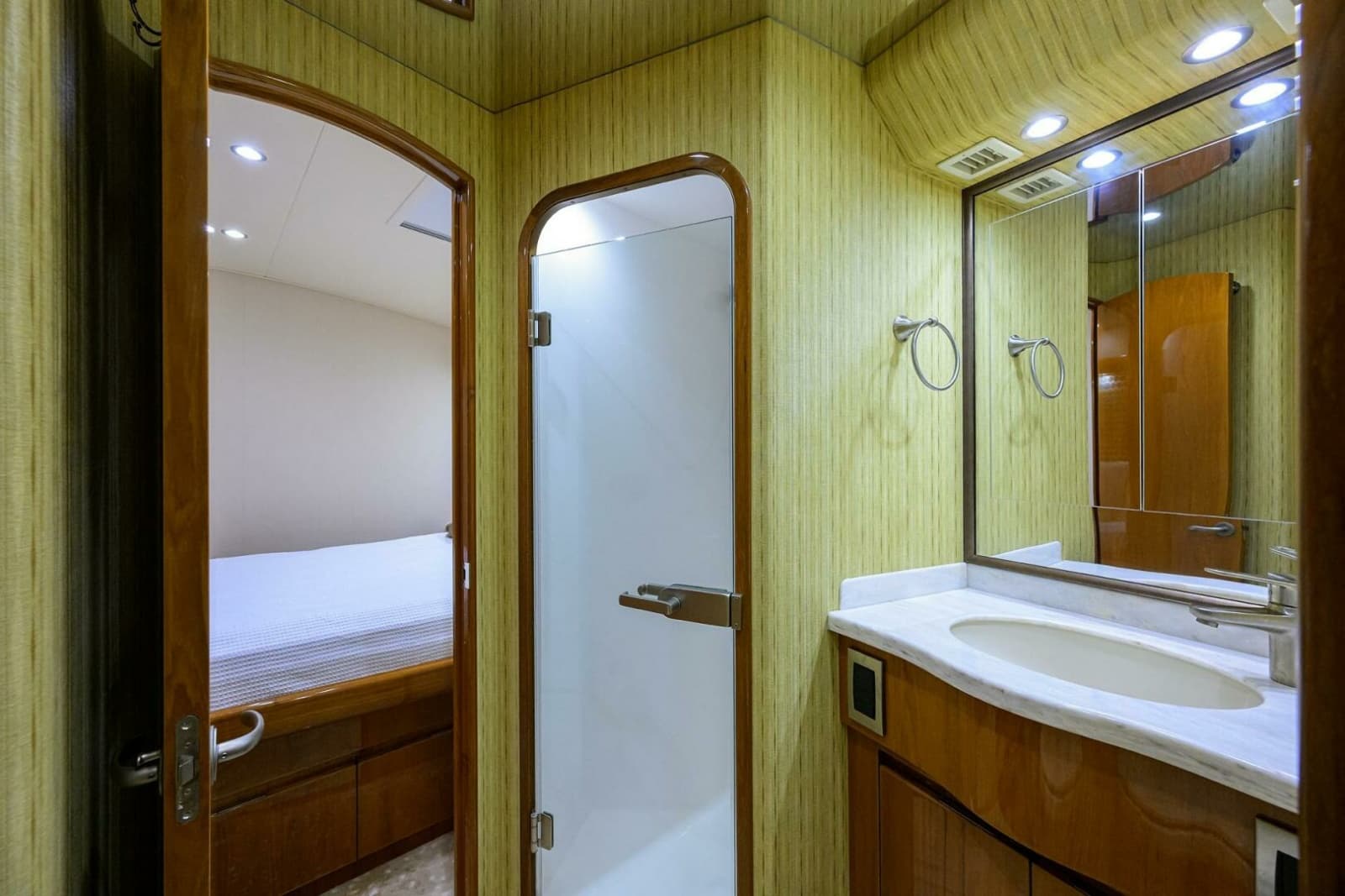 Guest Cabin Head