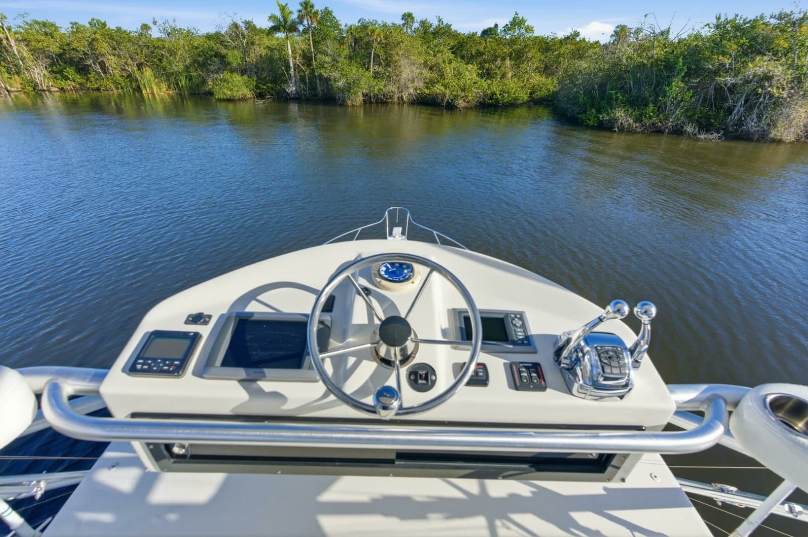 Tiara 31 Serenity- Flybridge Helm
