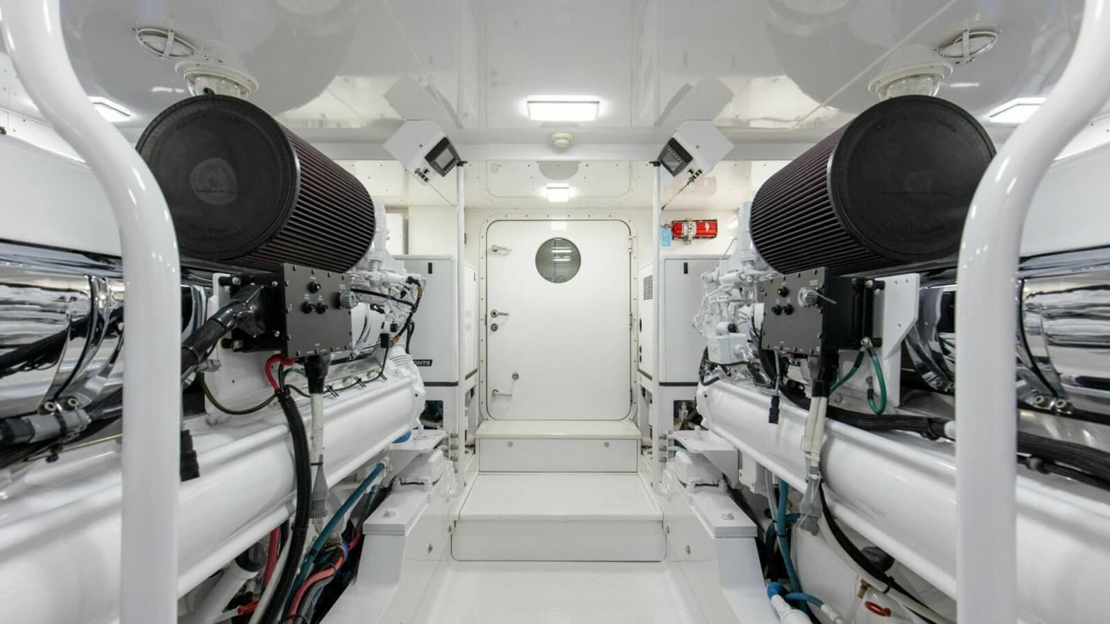 56_2827464_2005_76_whiticar_enclosed_bridge_badonkadonk_engine_room_2