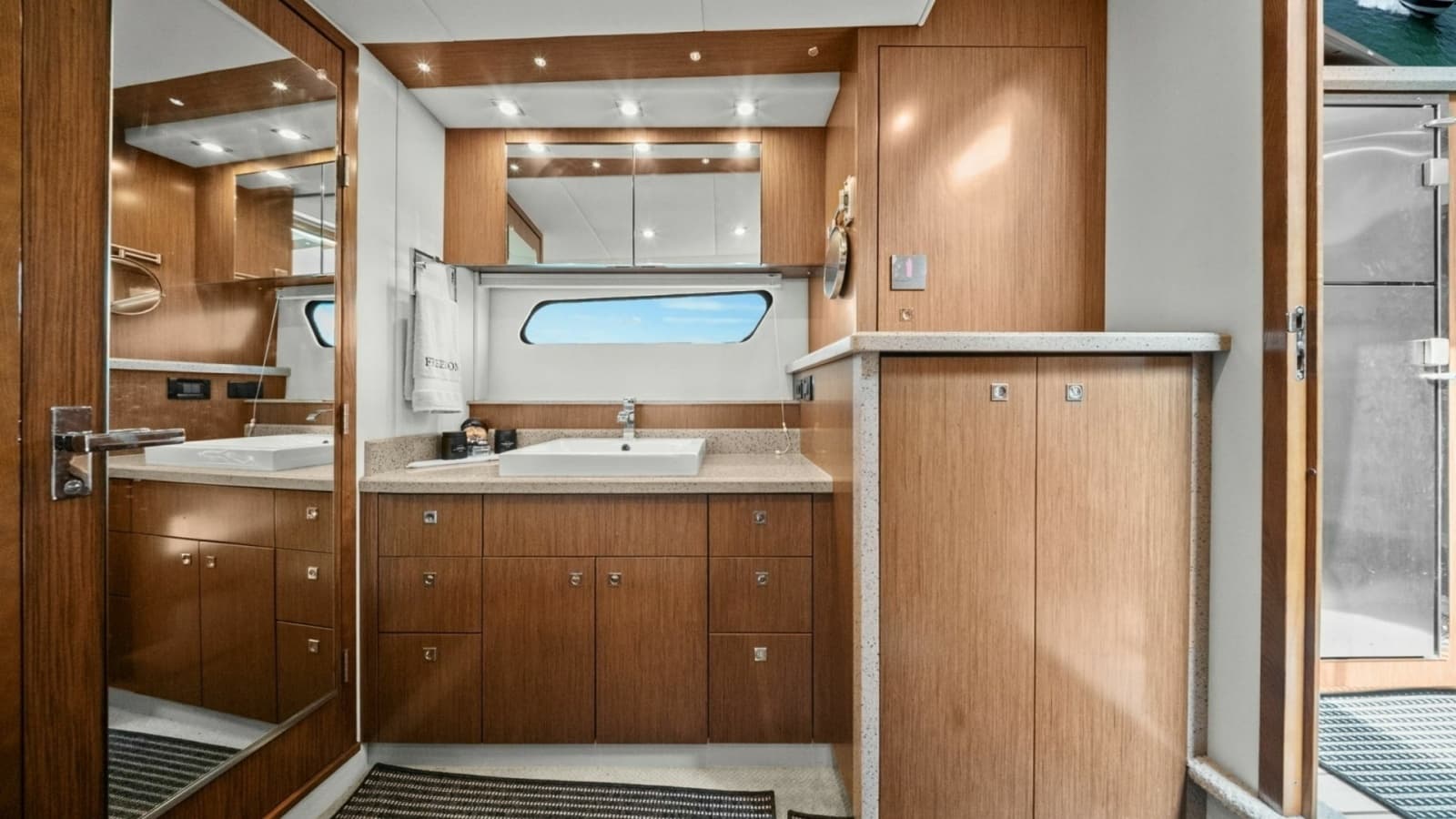 2014 Cruisers Yachts 48 Cantius