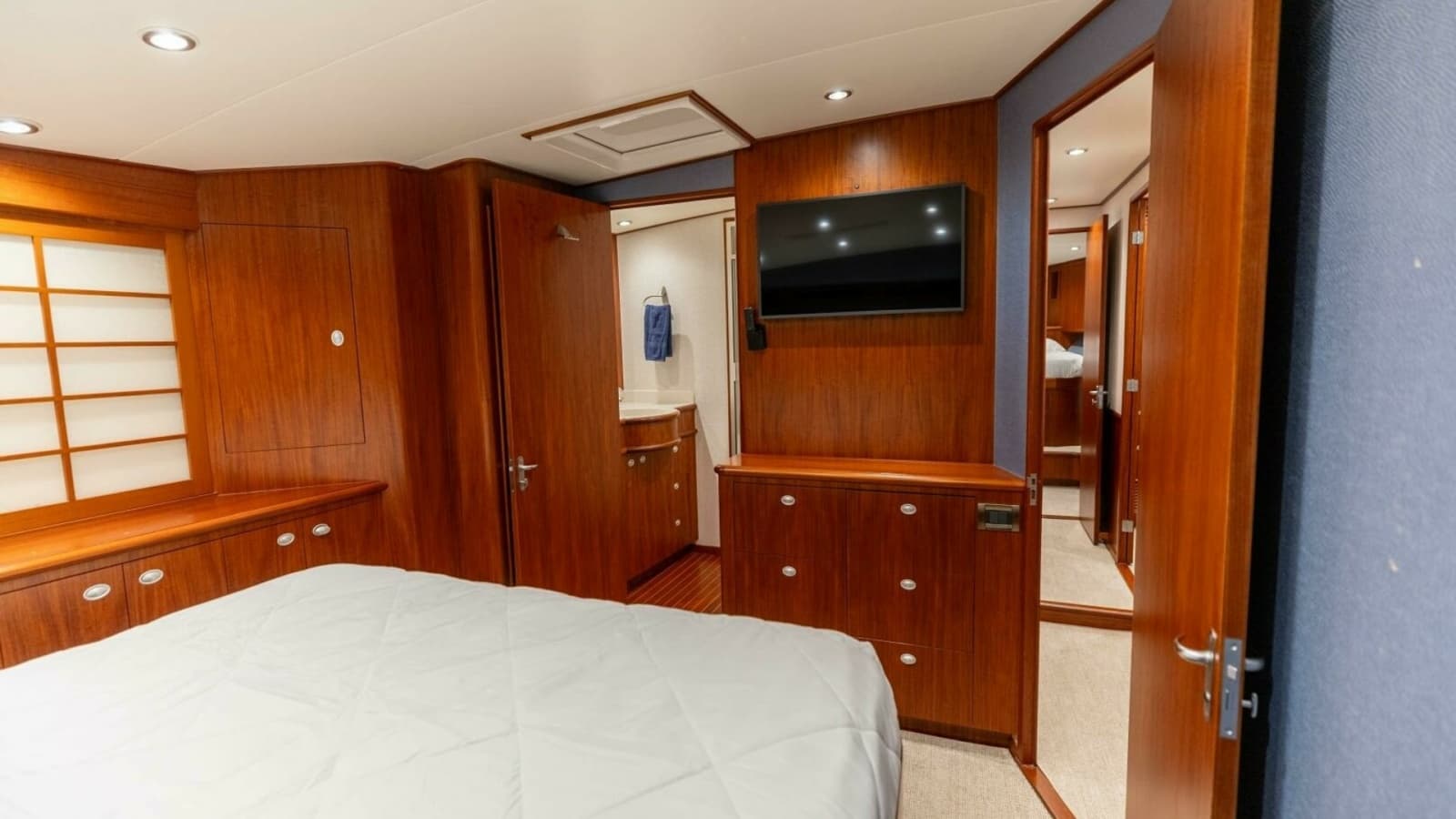 2006 Jim Smith 68 Convertible- Master Stateroom