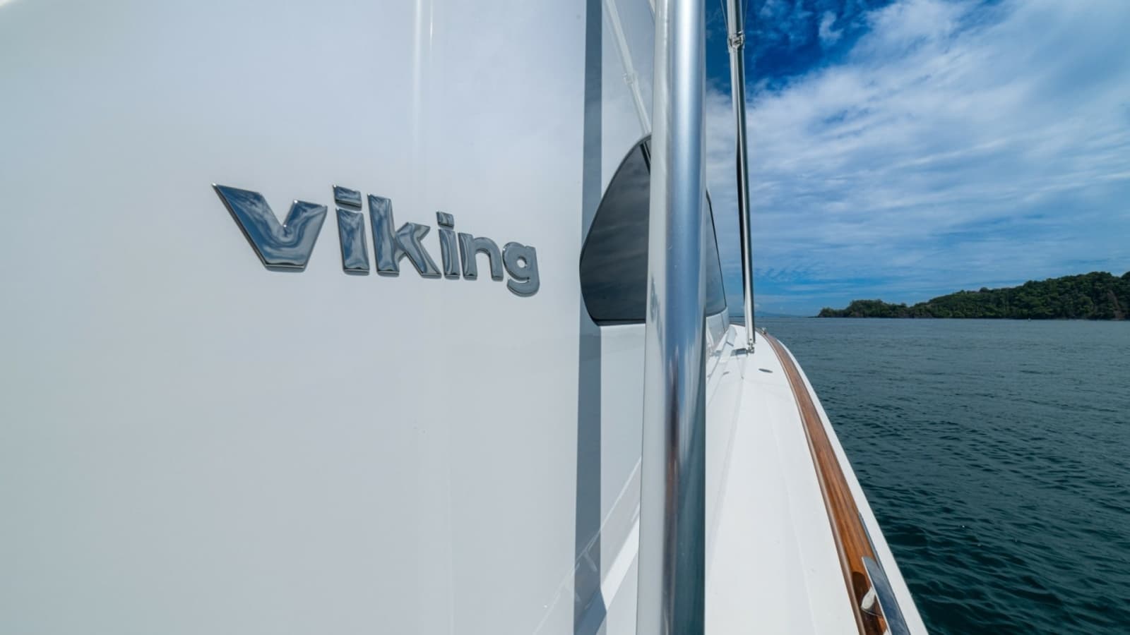 2023 Viking 46 Billfish Walkway