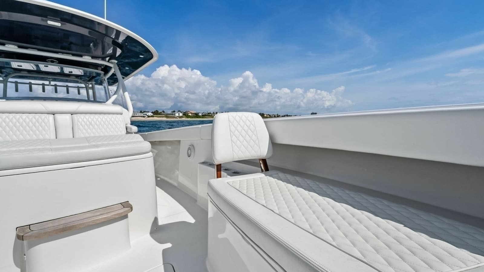 2020 Jupiter 43 SF MENACE Bow Seating