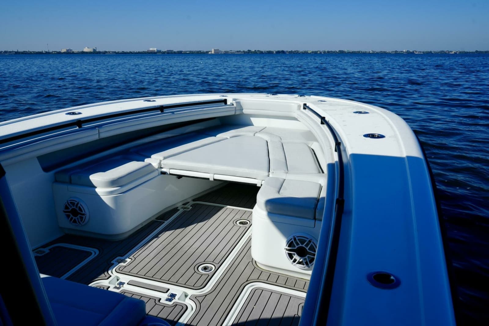 Yellowfin 32 Luhn 32- Bow Seating