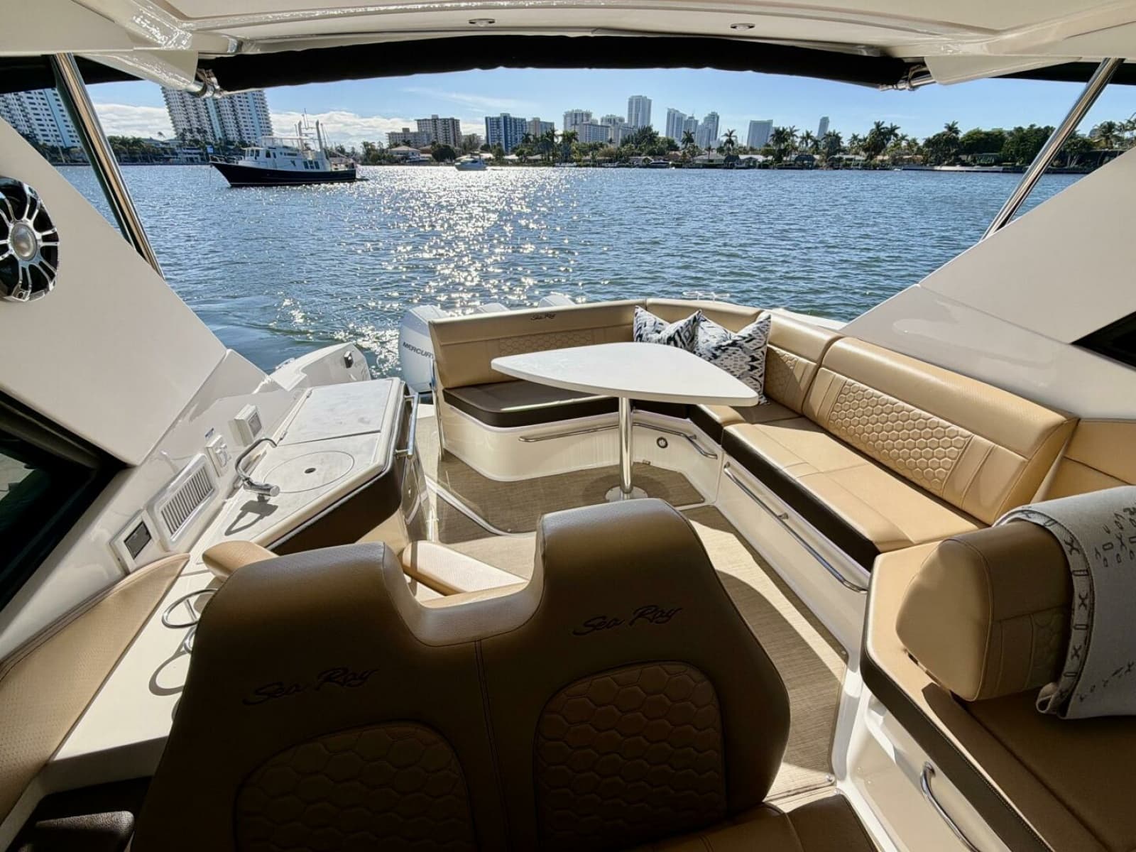 Sea Ray 32 - Cockpit
