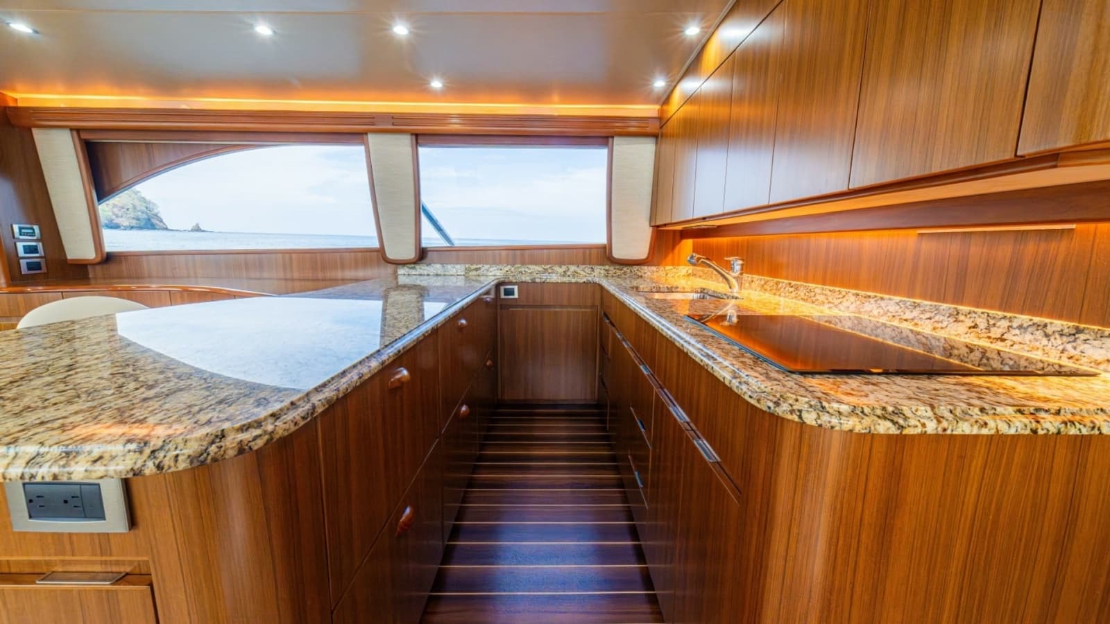 60 Viking Convertible 2012 "Contango" - Galley