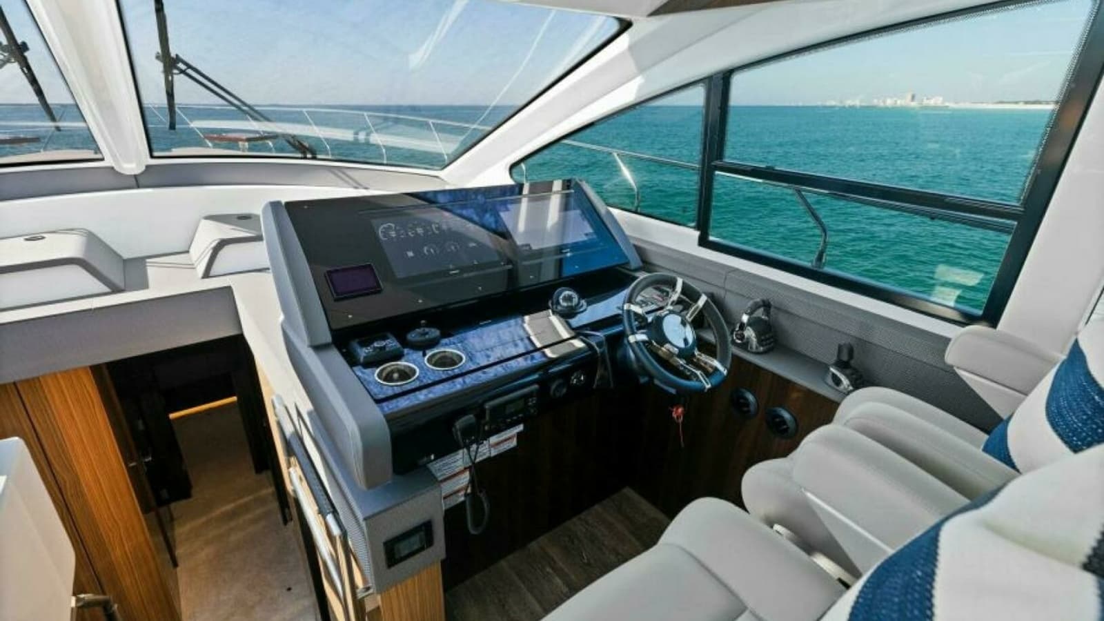 2023 Cruisers Yachts 60 Cantius Fly- Helm