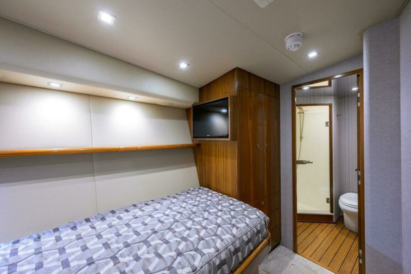 Viking 80 - LAMPLIGHTER - Mid Starboard Stateroom