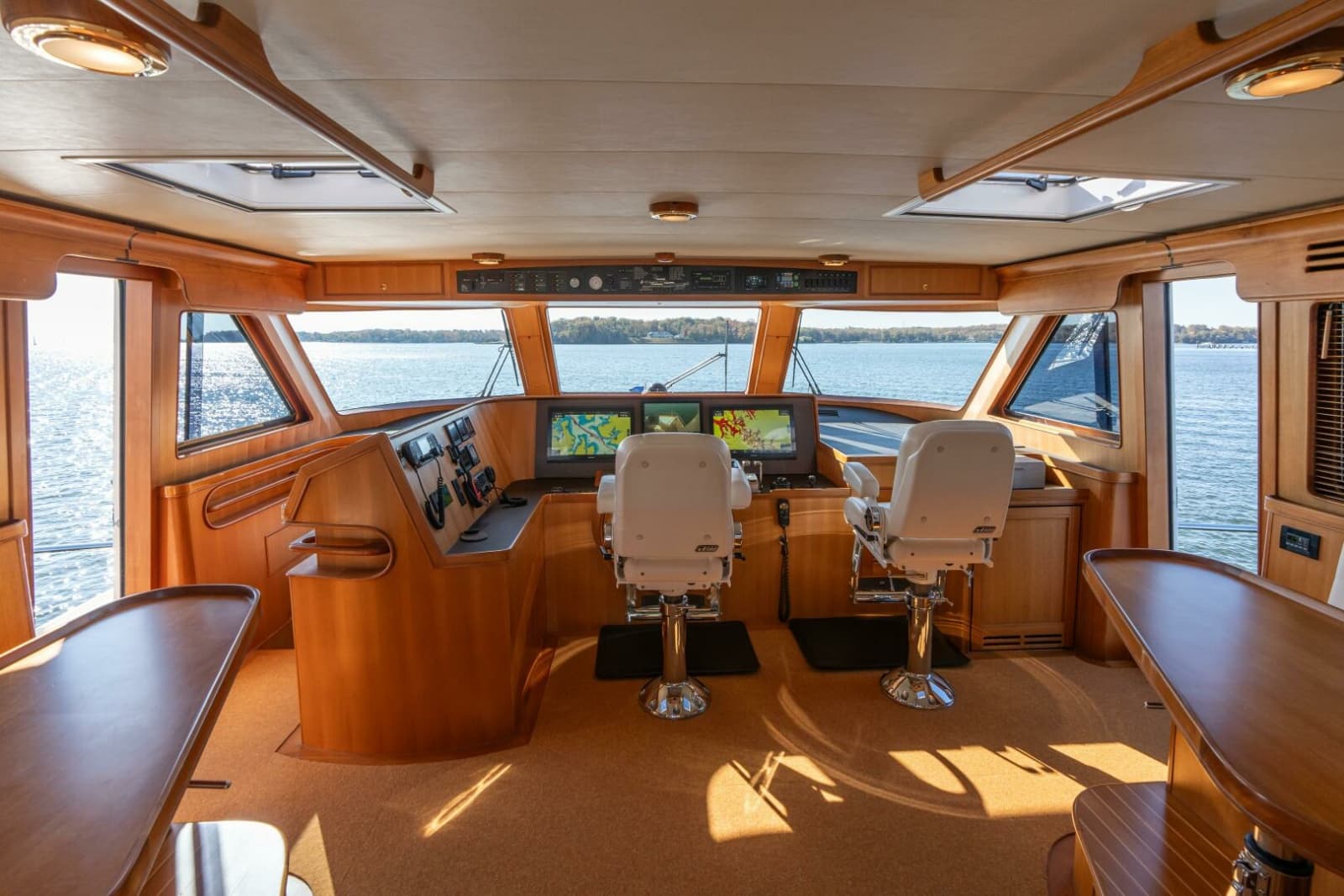 Marlow 72 GRIFFIN - Command Bridge Helm