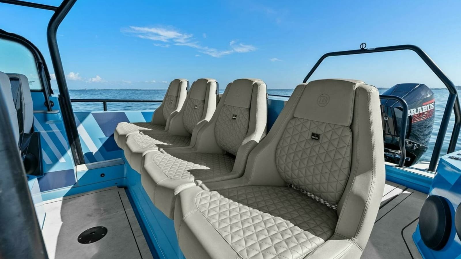 2022 Axopar Brabus Shadow 500 TT - Helm Seating