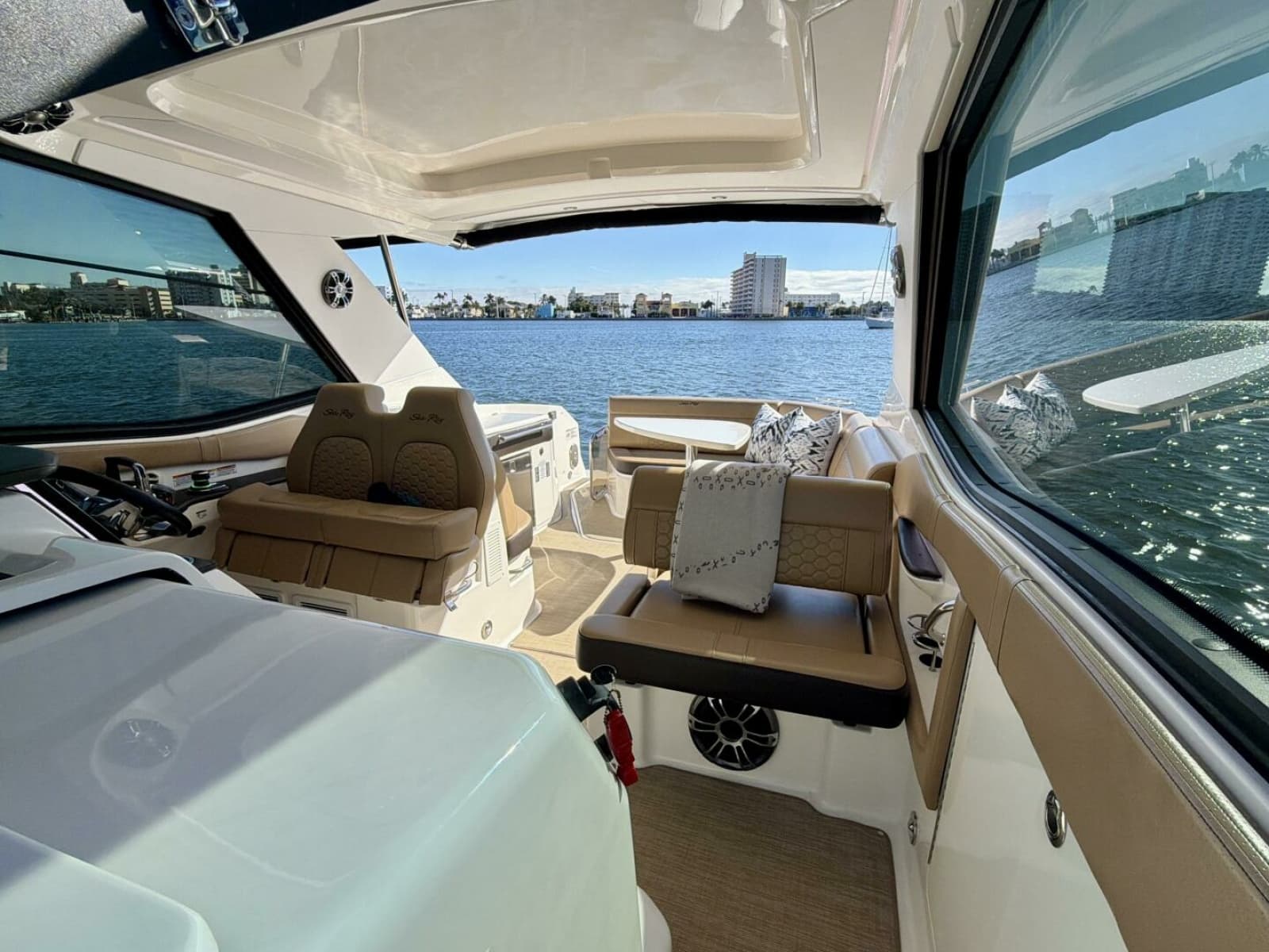 Sea Ray 32 - Helm
