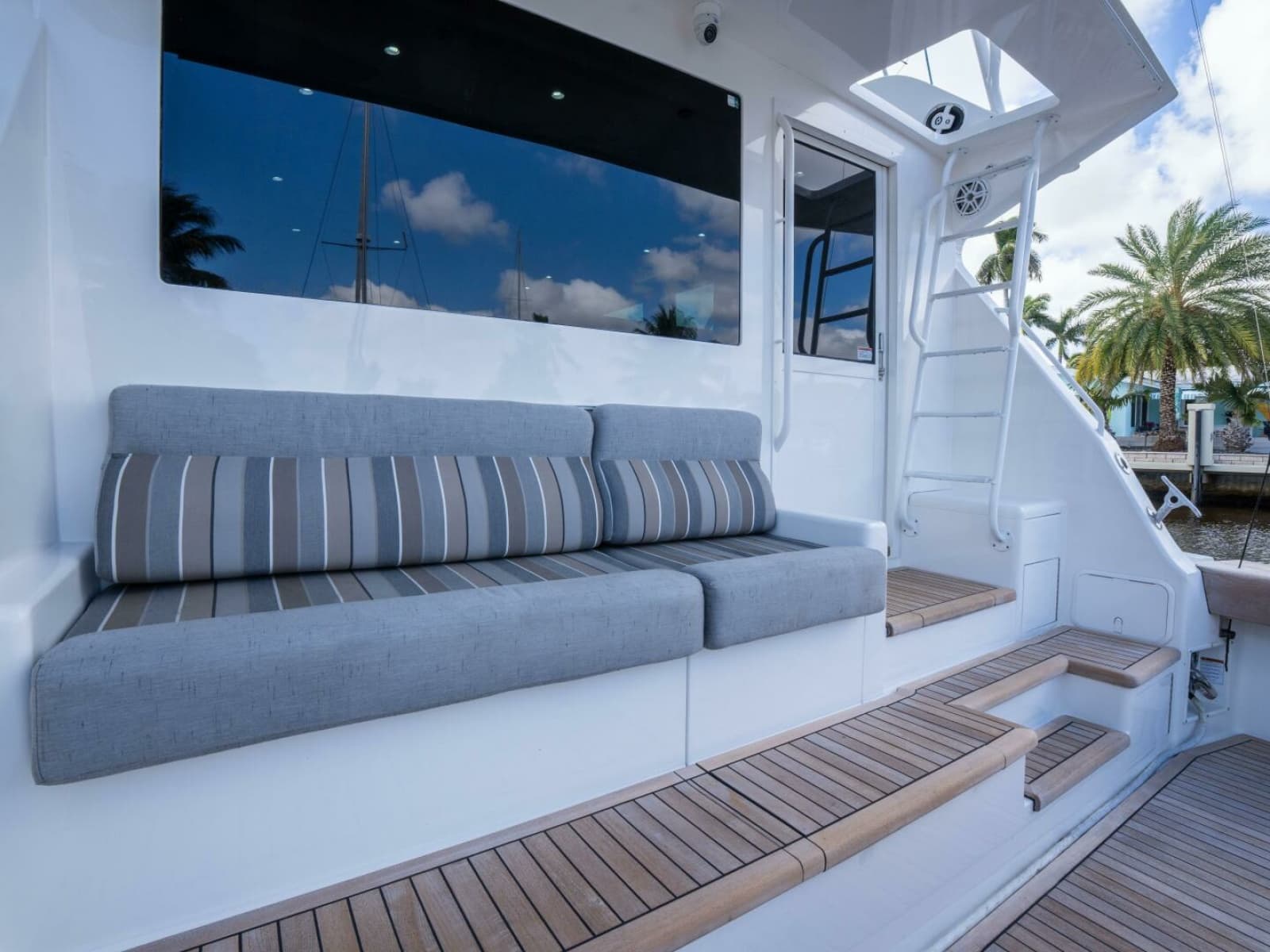 Viking 58 BAREFOOT - Cockpit
