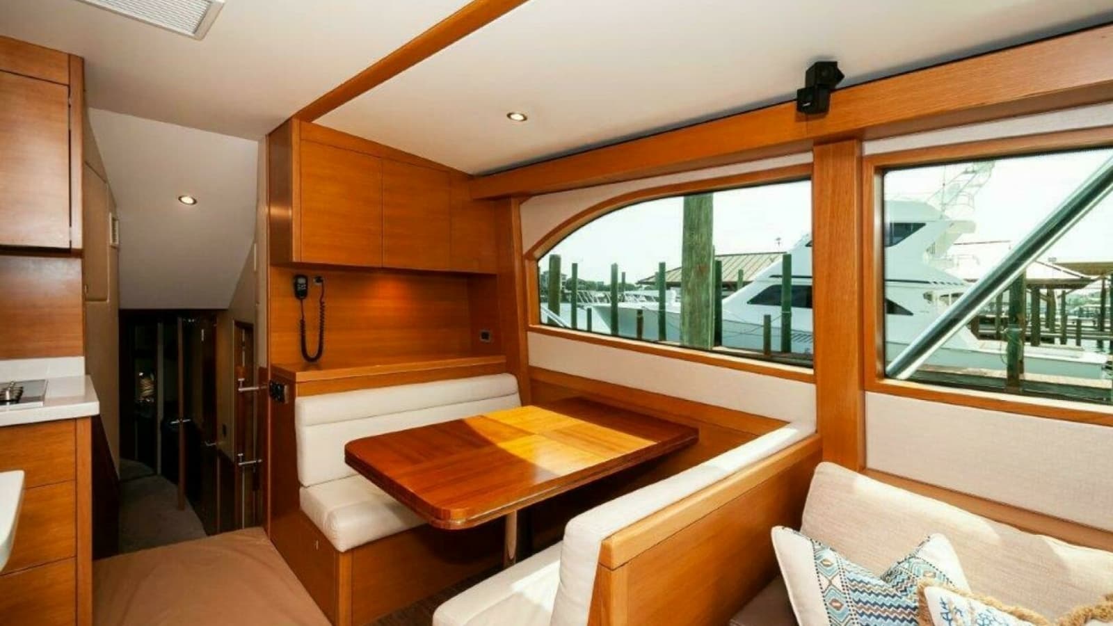 2016 Hatteras GT60 KNOT ON CALL Dinette