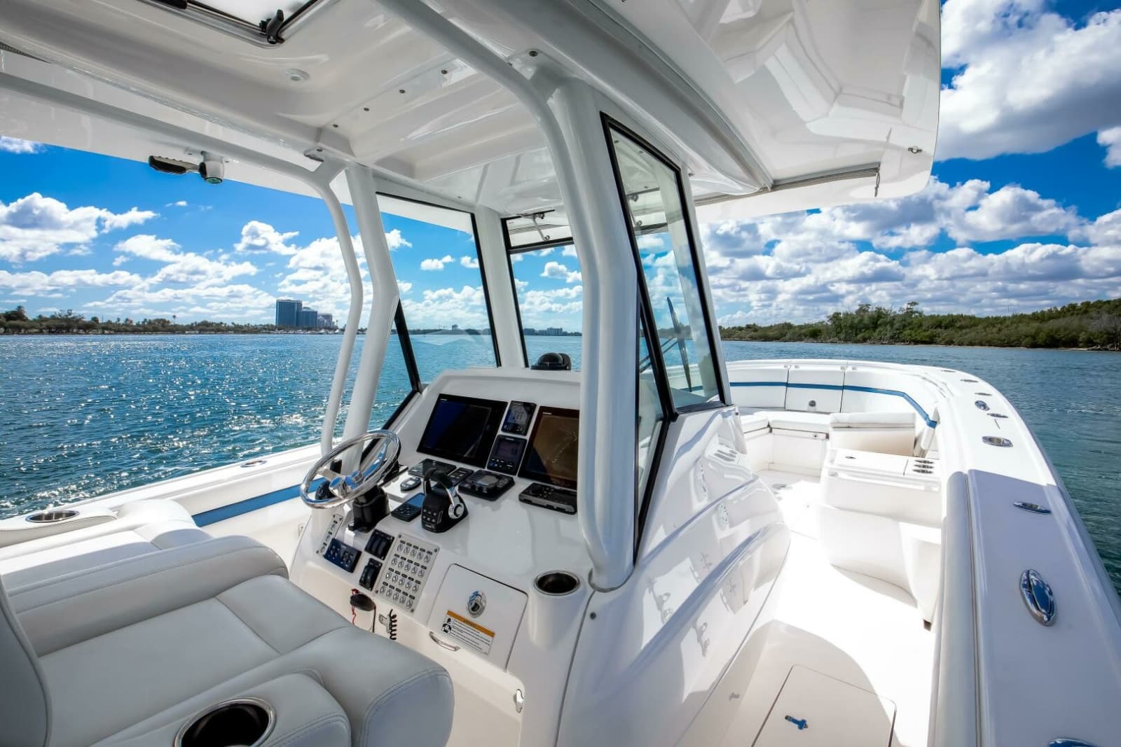 Intrepid 375 - Helm